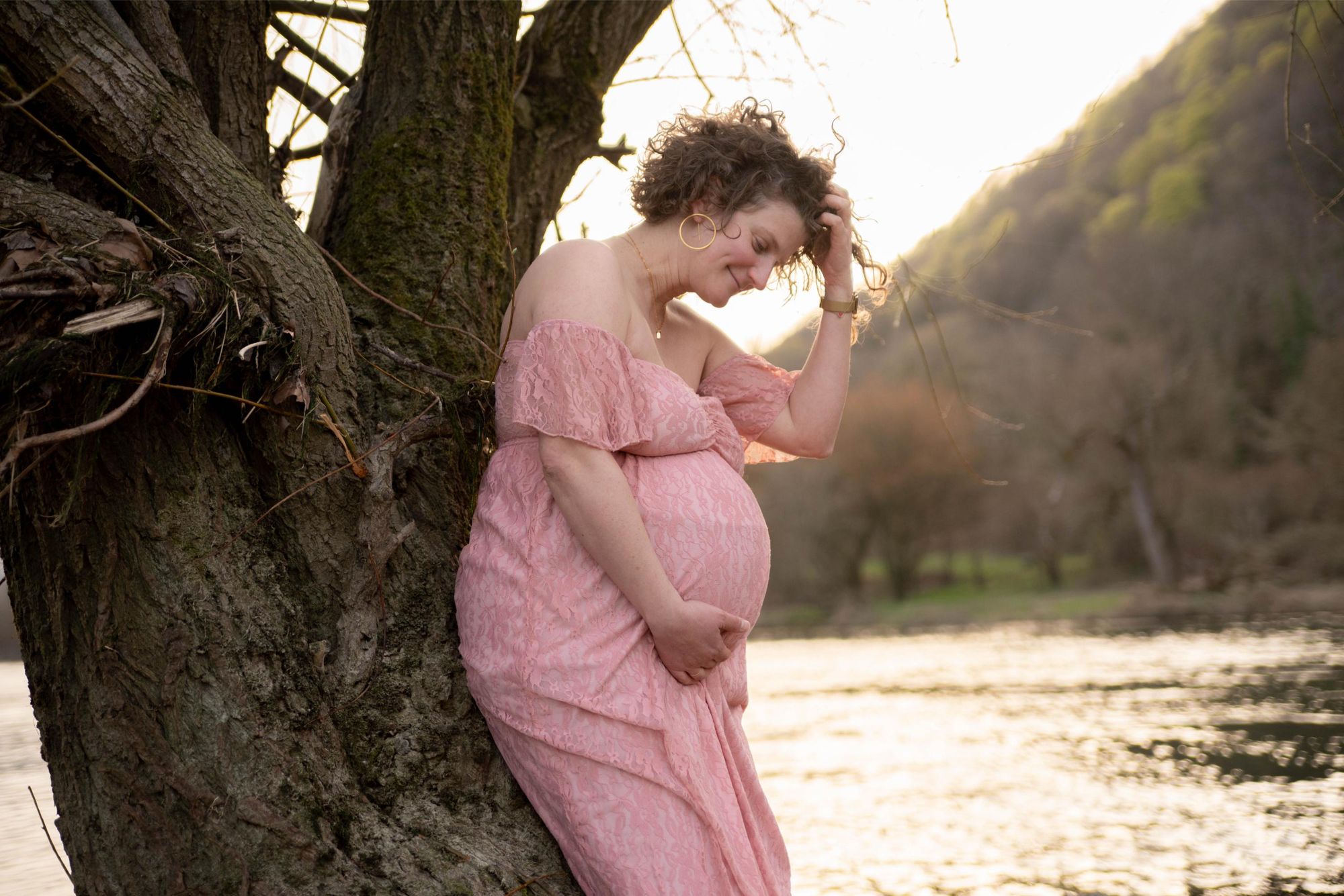 photo d'une future maman heureuse lors de sa session photo grossesse en extérieur à Besançon