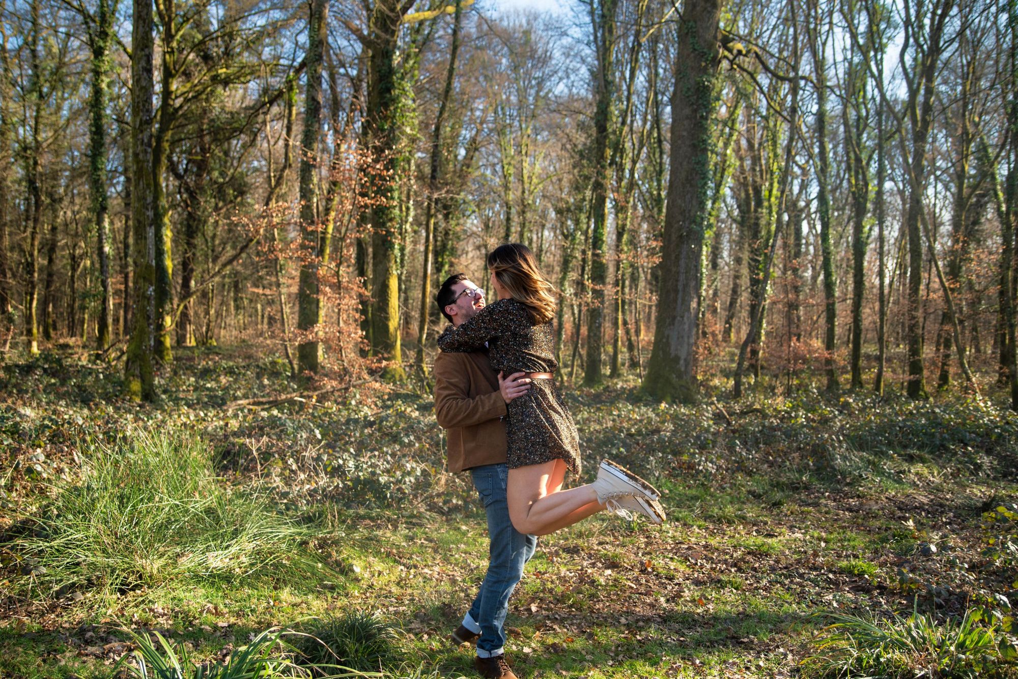 photo couple qui danse dans la foret proche de franois dans le doubs, lors d'une session photo professionnelle