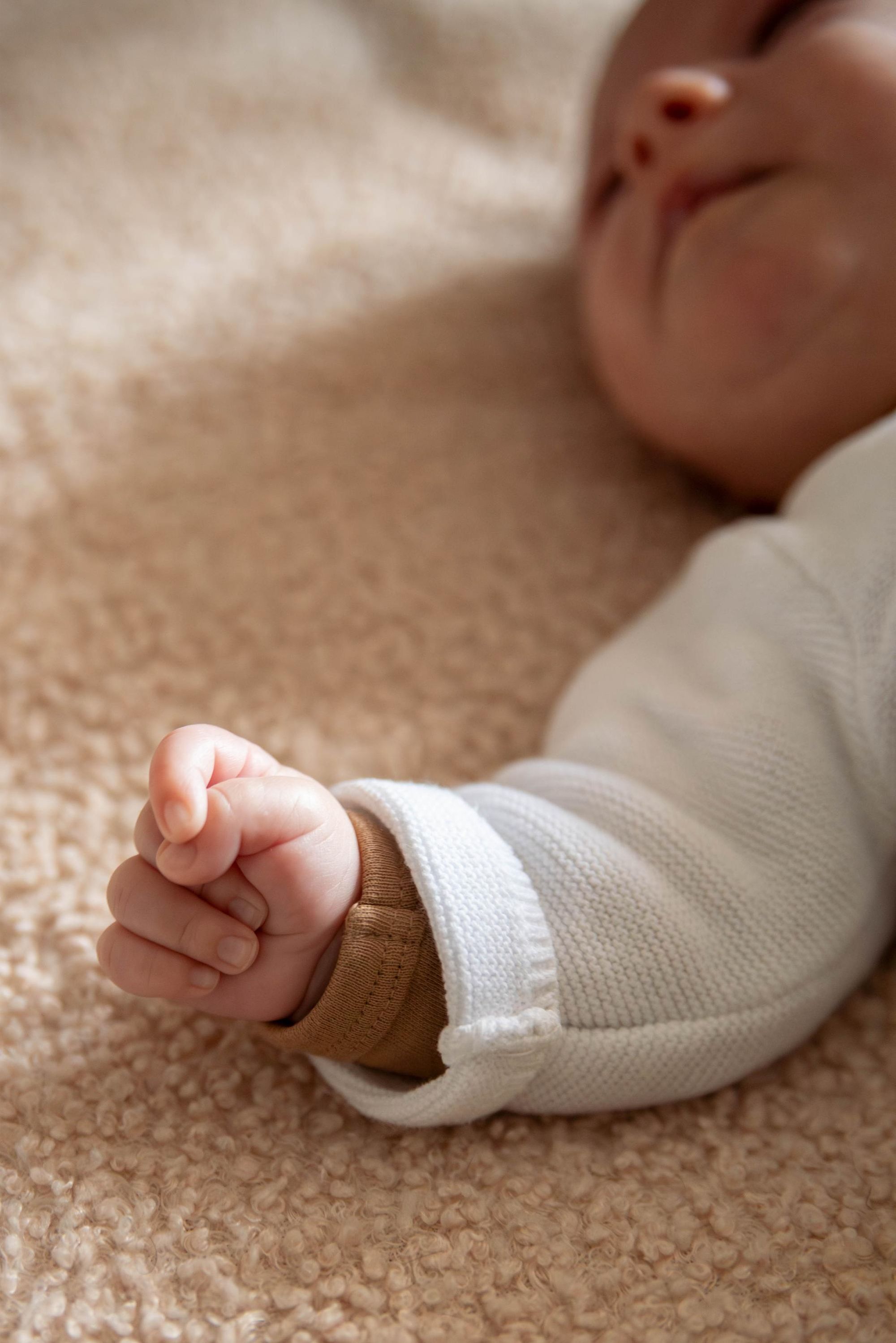 photo d'une main de bébé lors d'une séance photo par une photographe professionnelle lifestyle à Besançon