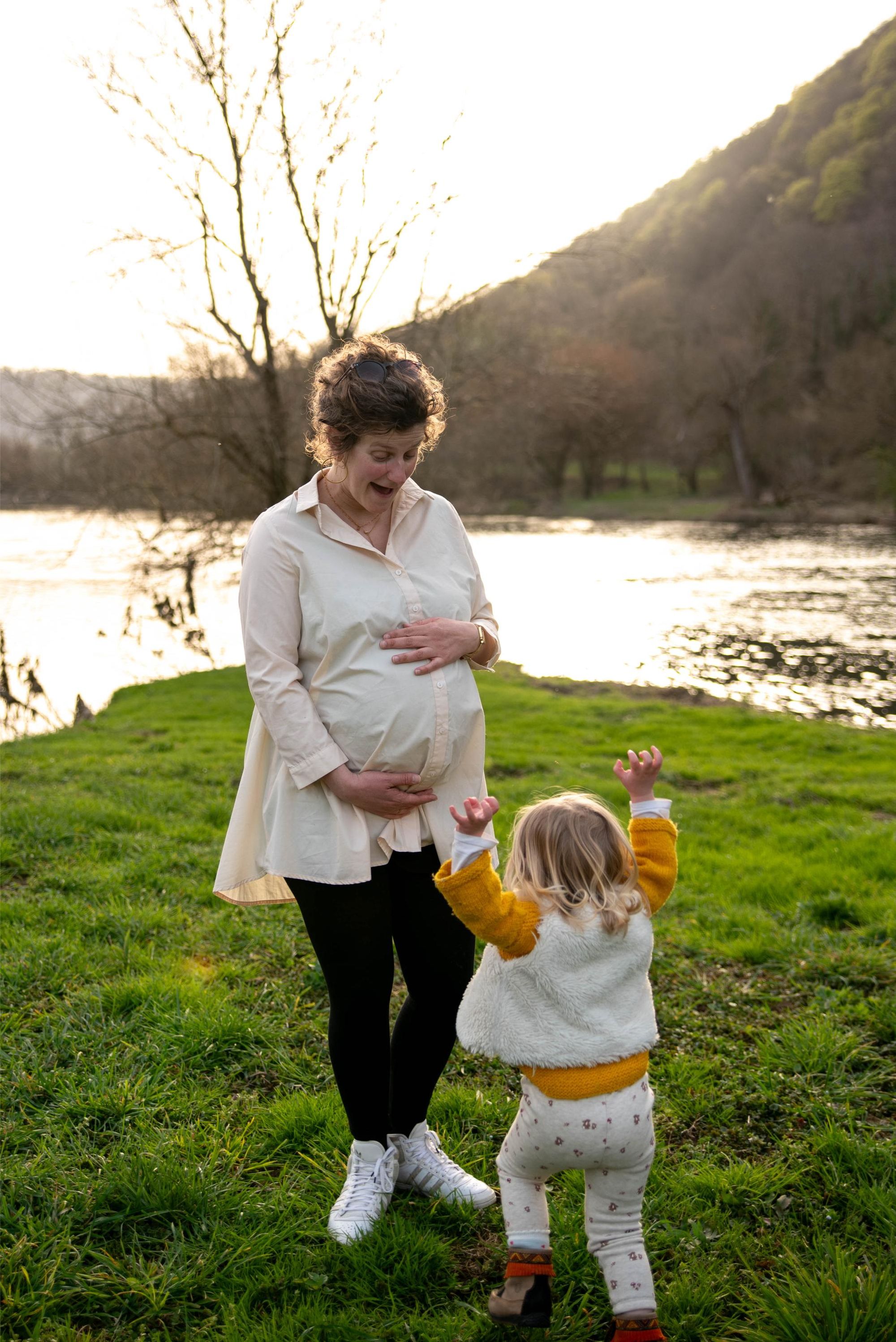 photo d'une future maman avec son ainé lors d'une session photo grossesse en extérieur à Besançon