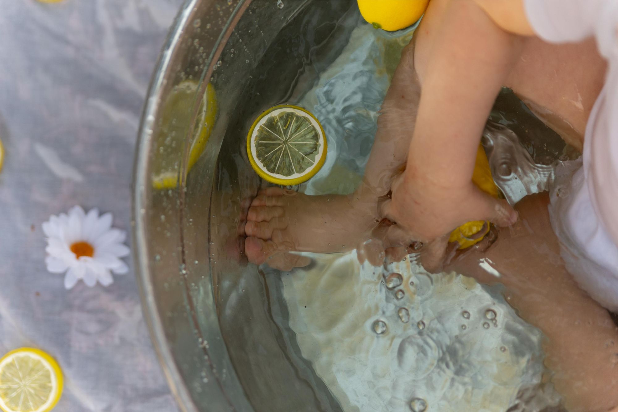 détail d'un pied lors d'une mini session photo enfant avec des citrons à coté de Besançon en extérieur 