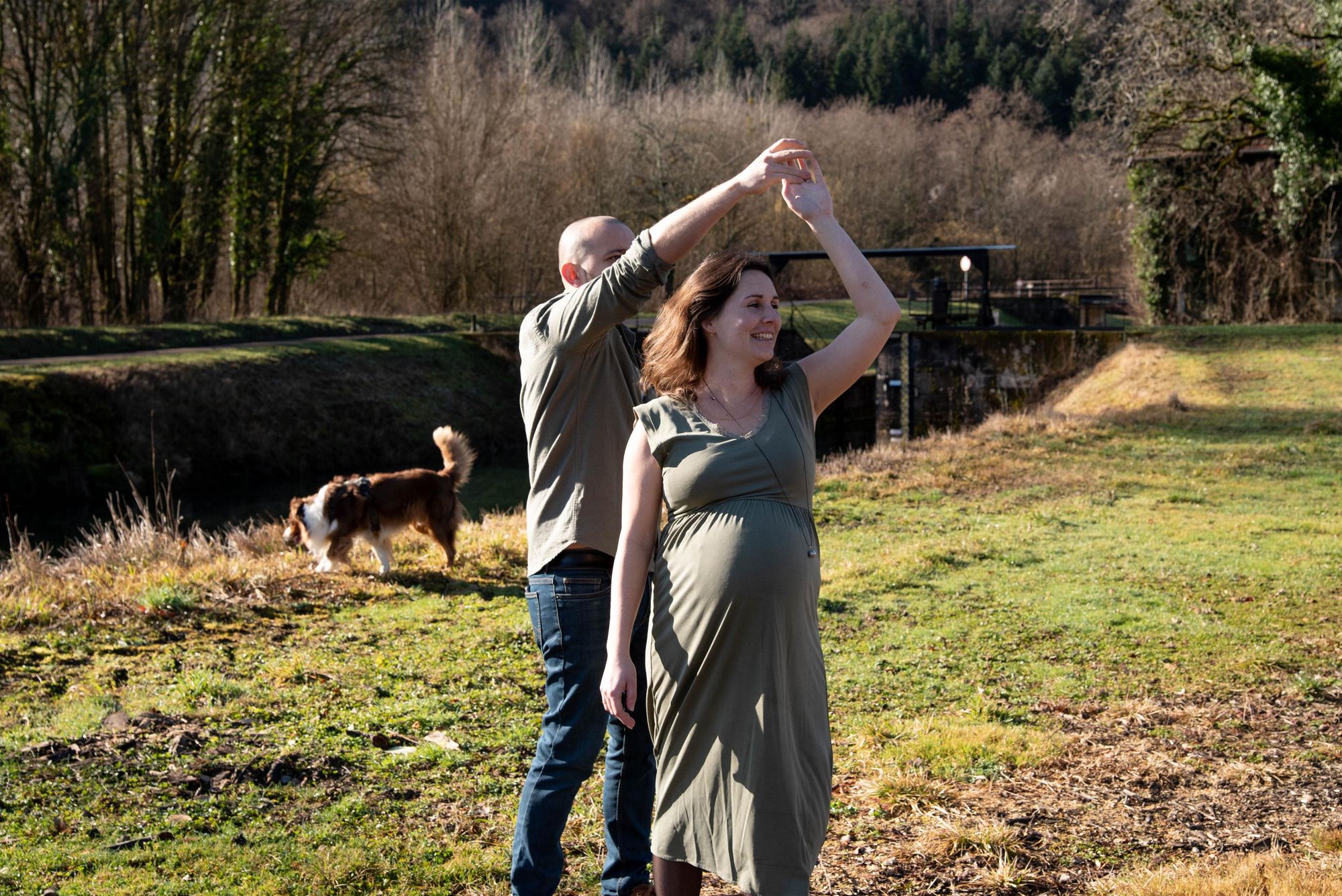 photo d'un couple qui danse lors d'une session grossesse en extérieur dans le Doubs
