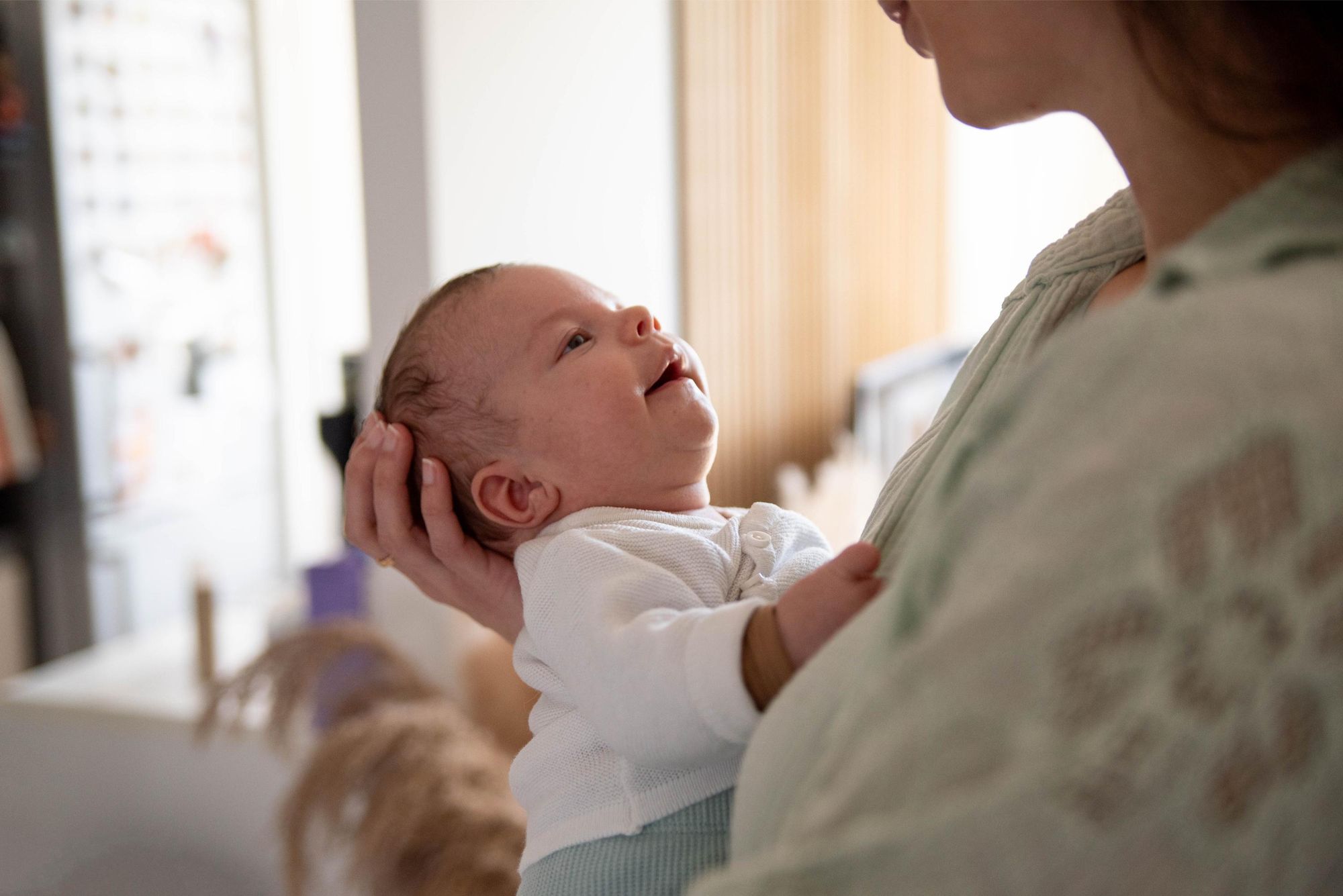 regard d'un nouveau né pour sa maman lors d'une session naissance lifestyle à Besançon