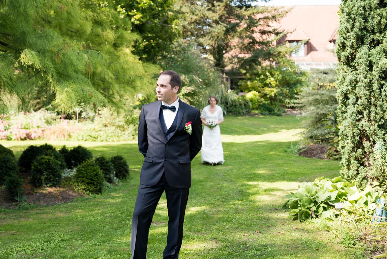 Quand faire votre séance photo de couple le jour du mariage ? First look ou heure dorée : horaires à Besançon, durée idéale et timeline détaillée.
