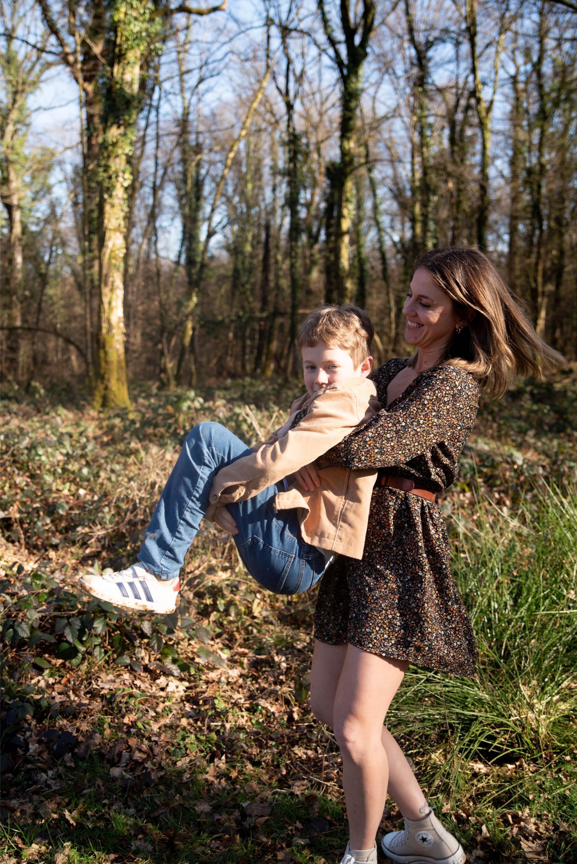 photo d'une maman et son fils qui joue lors d'une séance photo professionnelle à Besançon