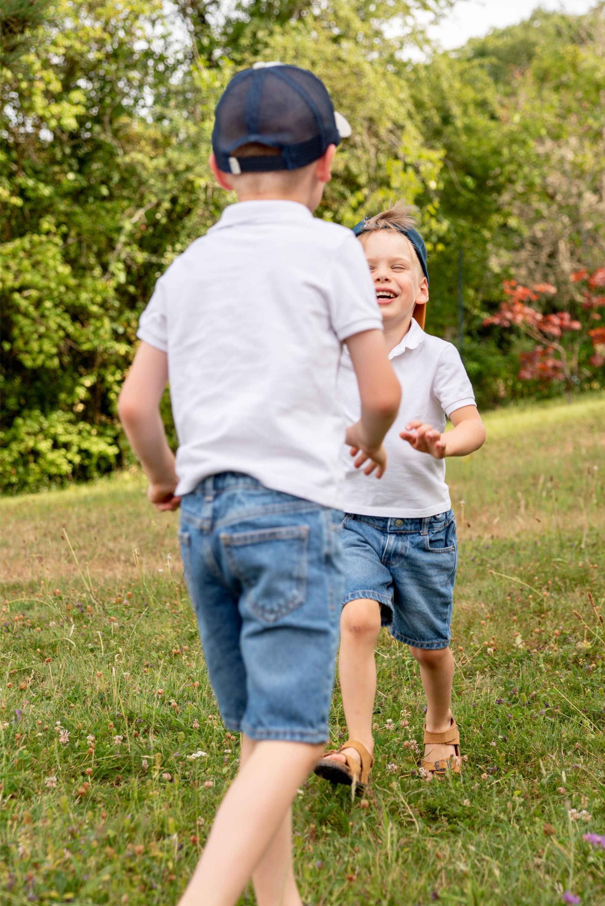 2 enfants qui jouent lors d'une séance photo en extérieur à coté de Besançon