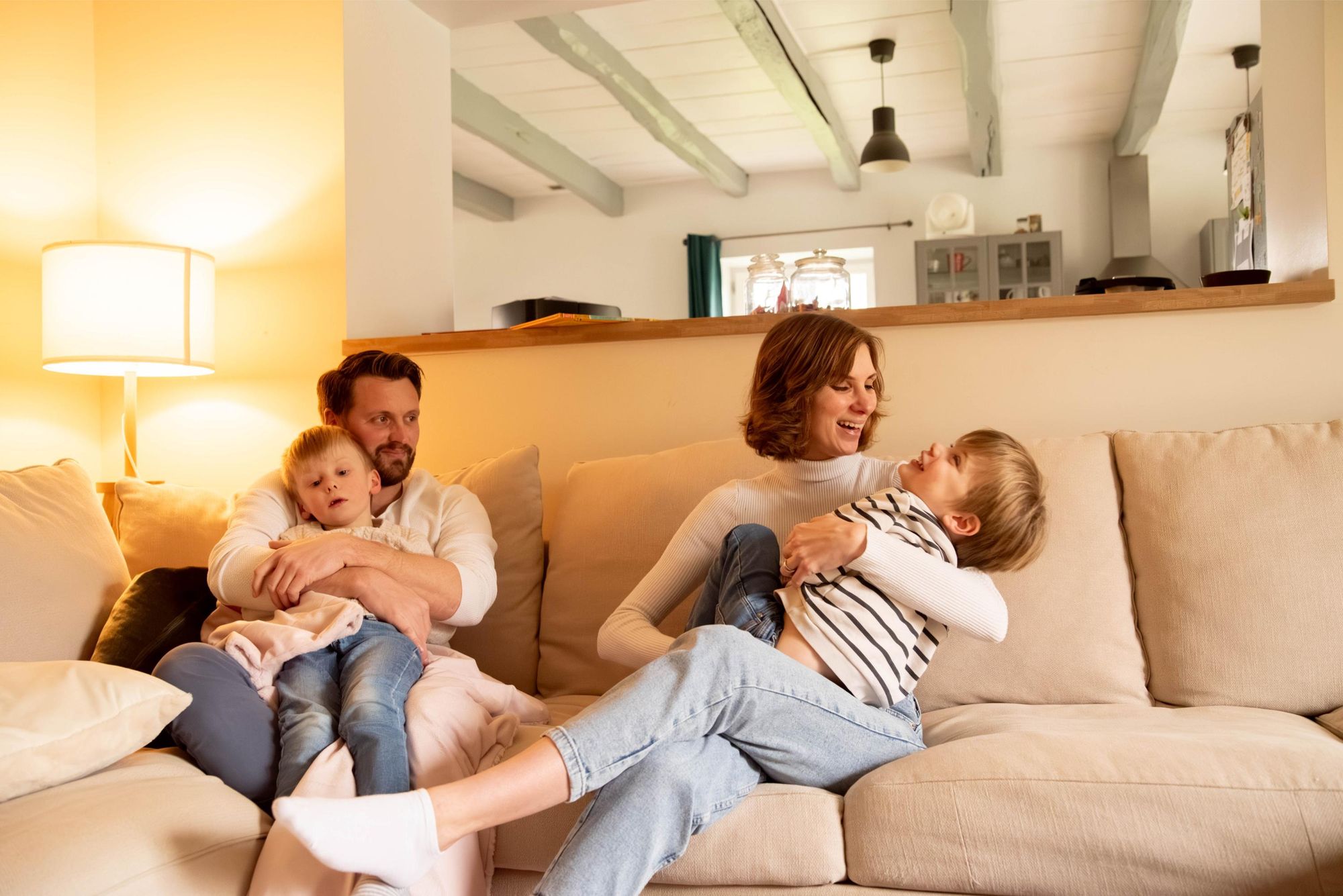 photo d'une famille qui joue lors d'une séance photo en lifestyle à Besançon