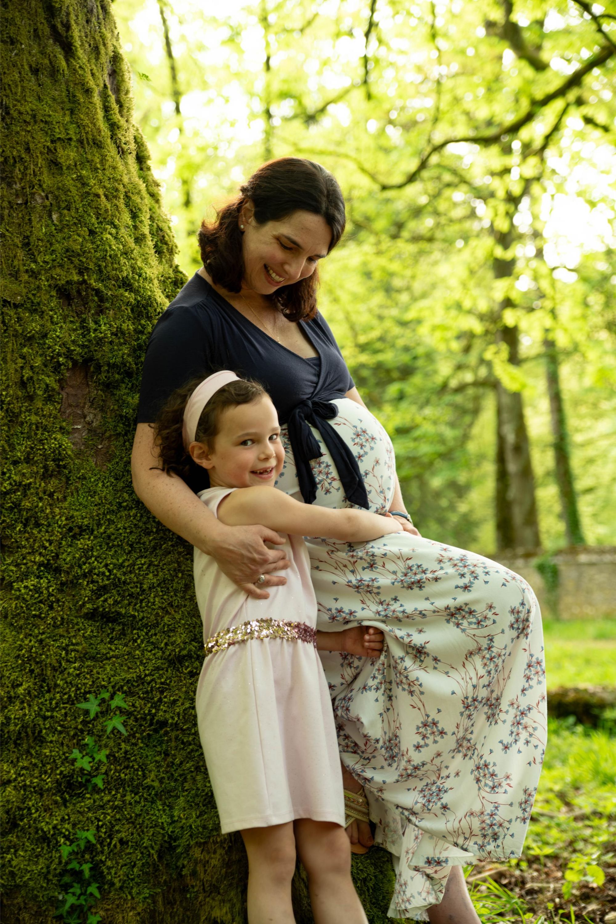 photo d'une maman et sa fille complice lors d'une séance photo grossesse en extérieur à coté de Besançon