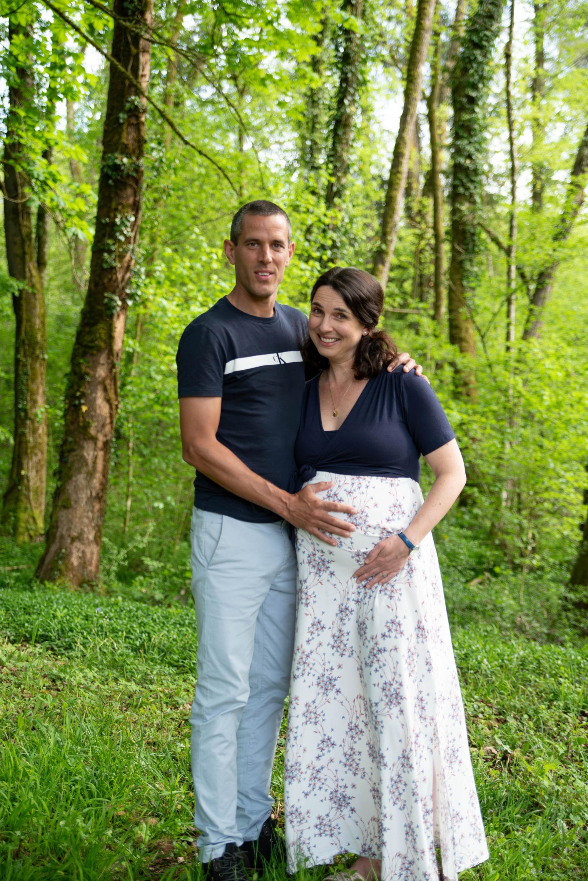 photo d'un couple très heureux lors d'une séance grossesse en extérieur à Besançon