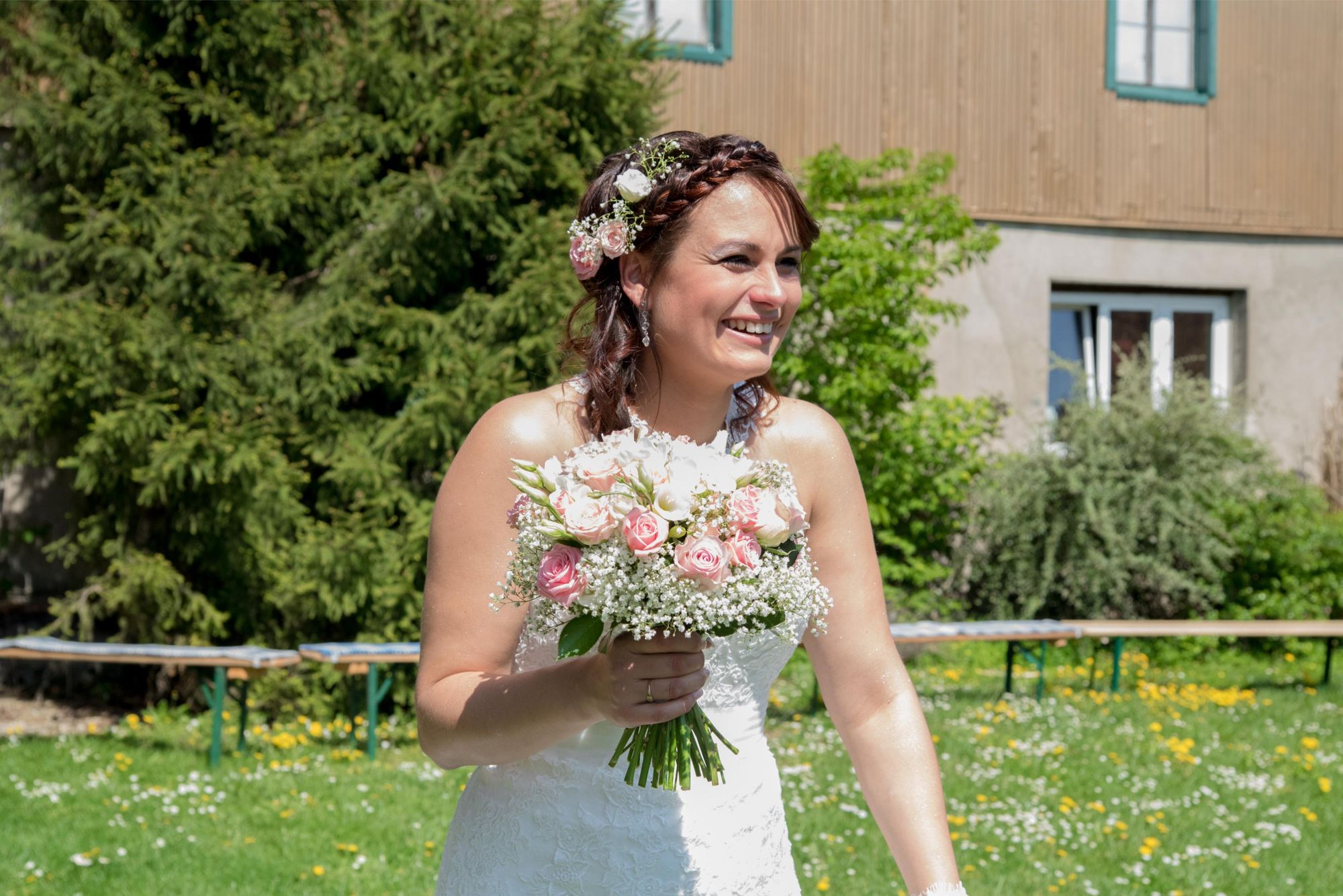 mariée souriante en découvrant son future époux, mariage chic et élégant dans le grand est