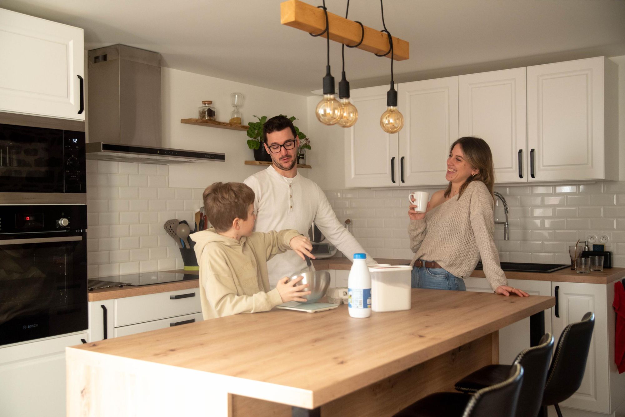 préparation de crepes lors d'une séance photo famille lifestyle à domicile à Franois