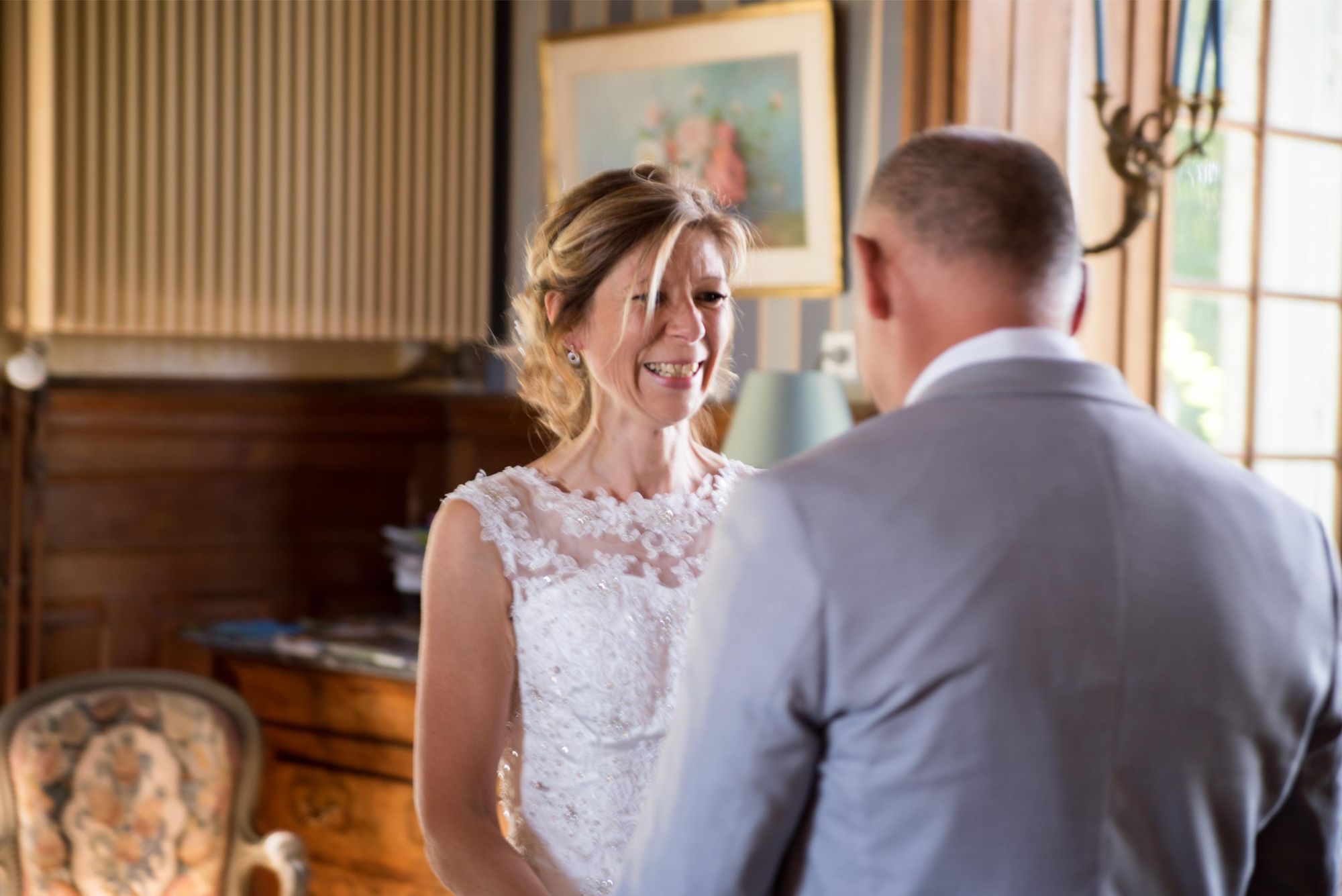 photo de la mariée, très émue lors du first look, mariage chic et intemporel à Vesoul