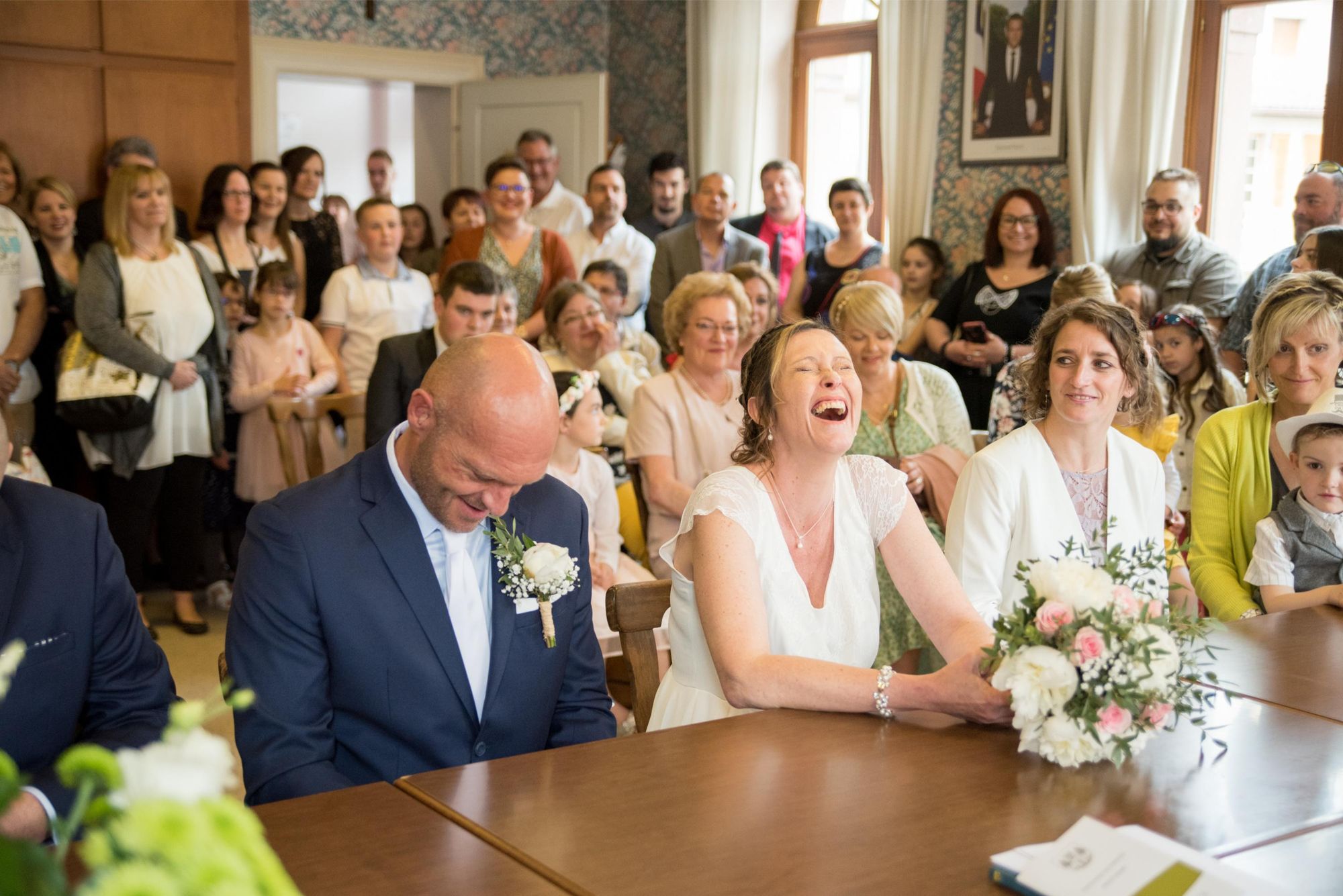 photo d'un éclat de rire de la mariée pendant la cérémonie civile. mariage bohème chic dans le grand est