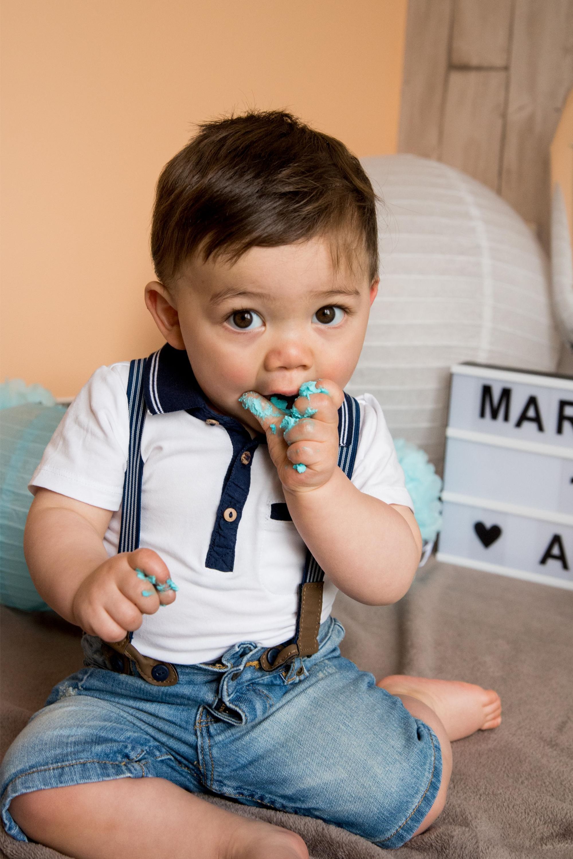 photo d'un enfant lors d'un smash the cake à domicile, pour un anniversaire  dans le grand est 