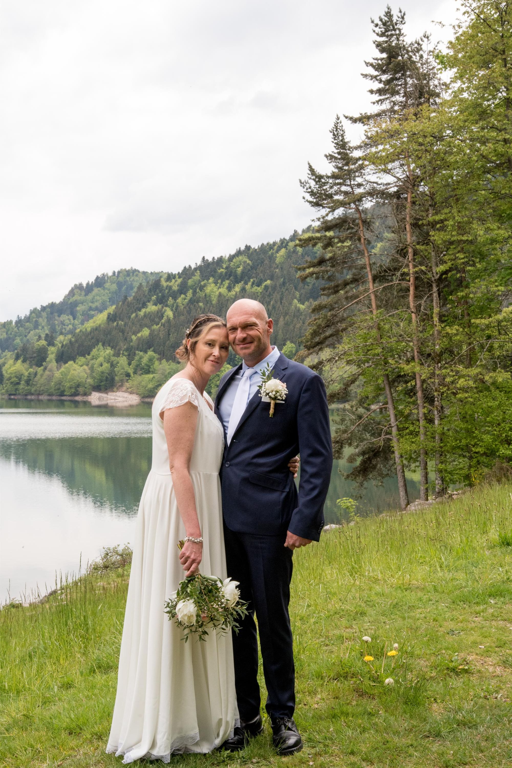 photo de mariés devant le lac de kruth dans le grand est, amoureux, mariage bohème chic