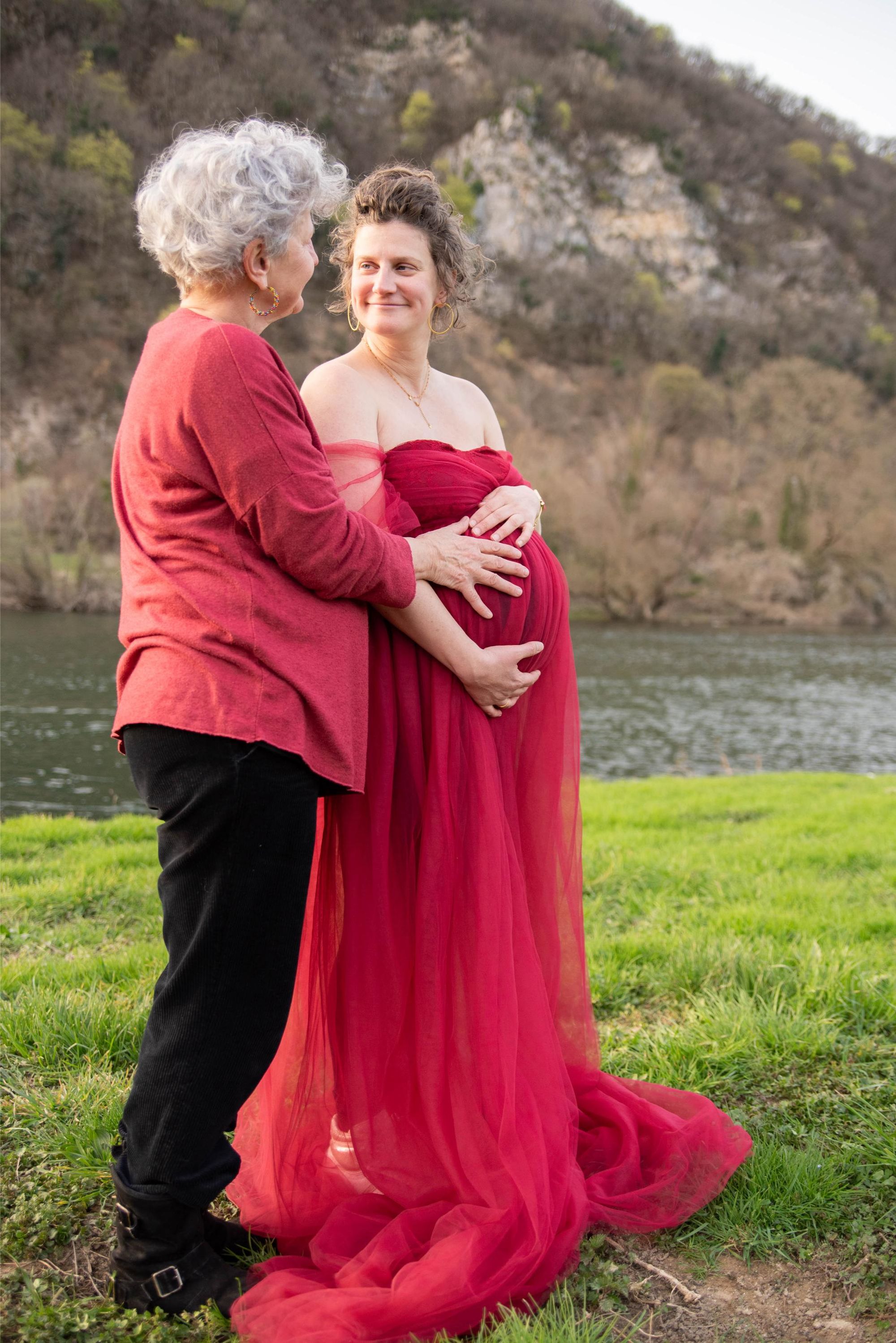 photo d'une future maman et de sa mère lors d'une session grossesse au bord du doubs à Besançon