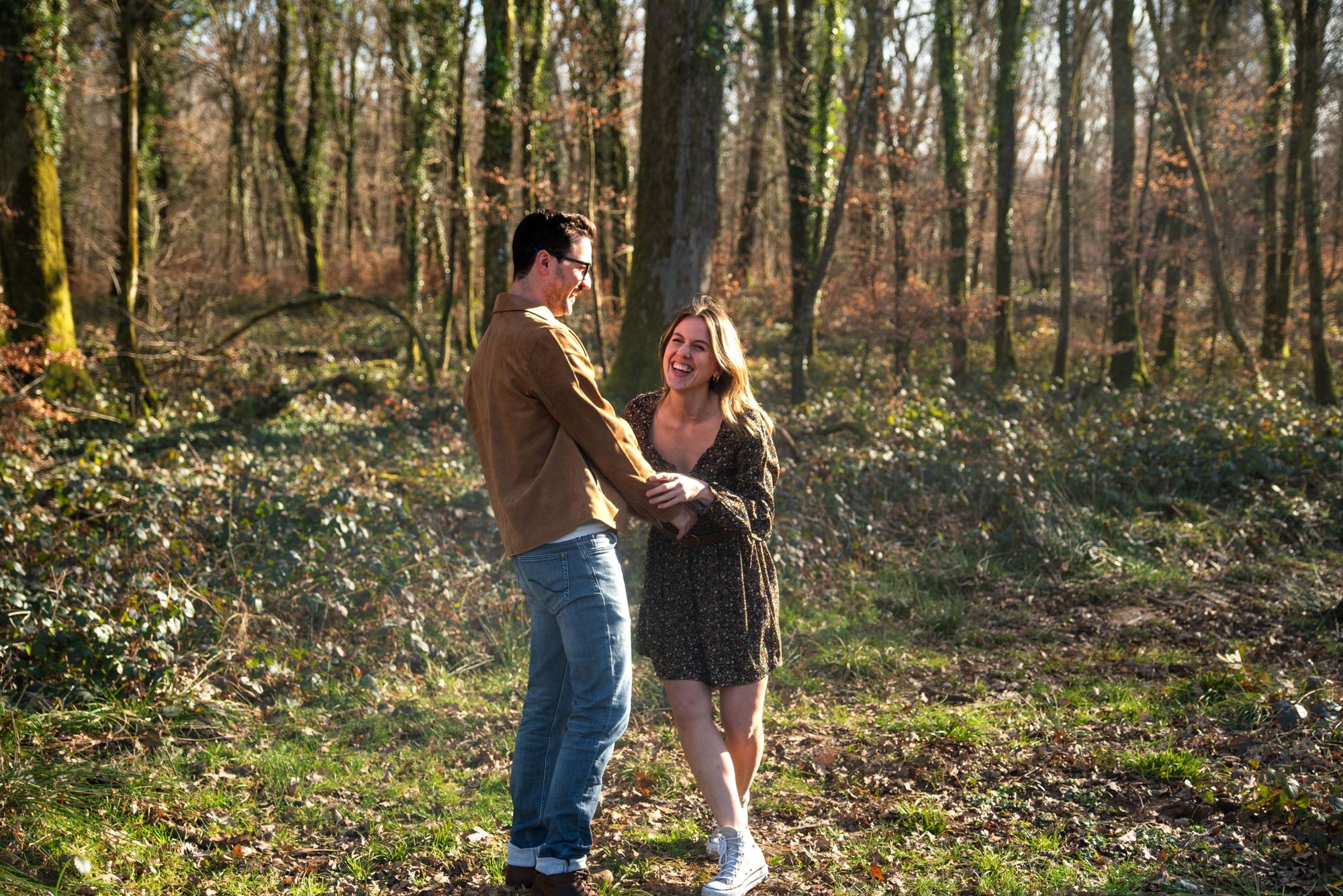 photo de couple qui rigole dans la foret lumière douce, proche de Franois lors d'une séance photo