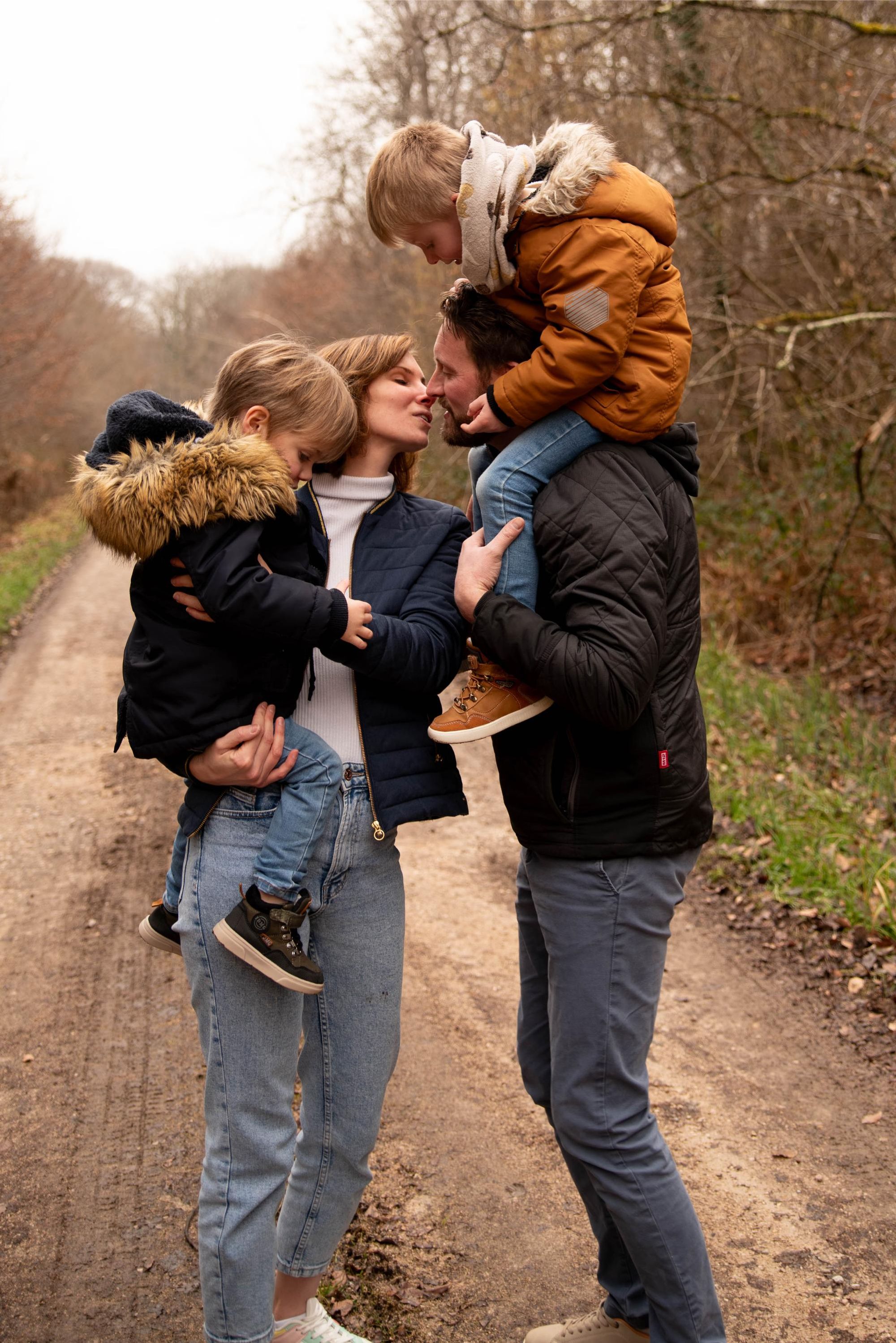 photo d'une famille lors d'une séance photo en foret avec ces 2 garçons, proche de Besançon