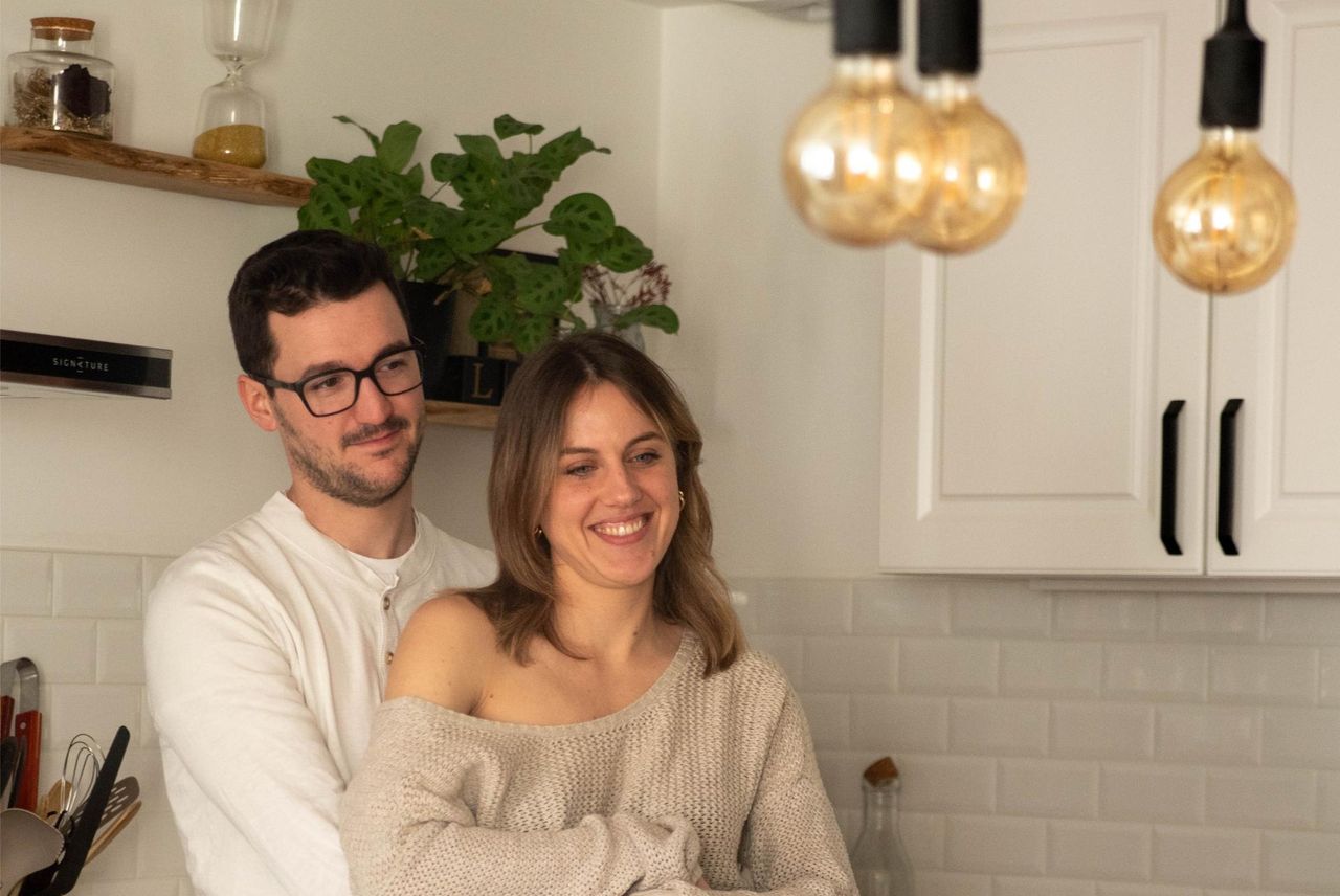 Photographe couple à Besançon, je capture votre complicité en toute authenticité. Fiançailles, anniversaire ou shooting plaisir : réservez votre séance.