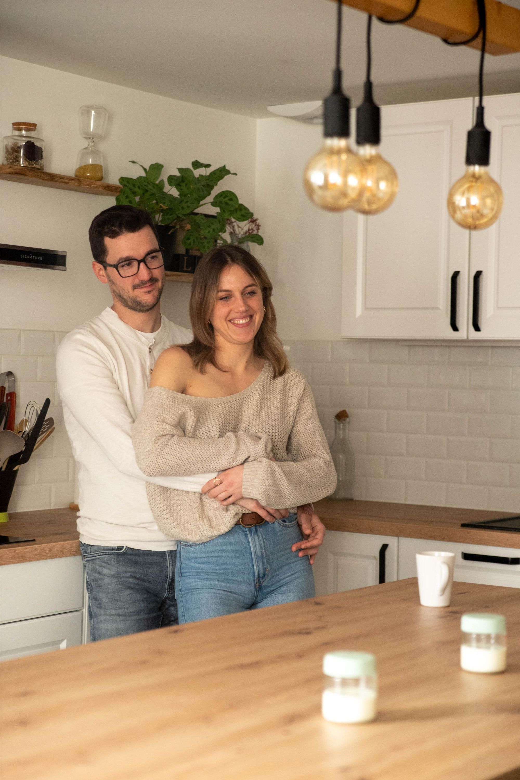 photo d'un couple lifestyle lors d'une séance à domicile à Besançon