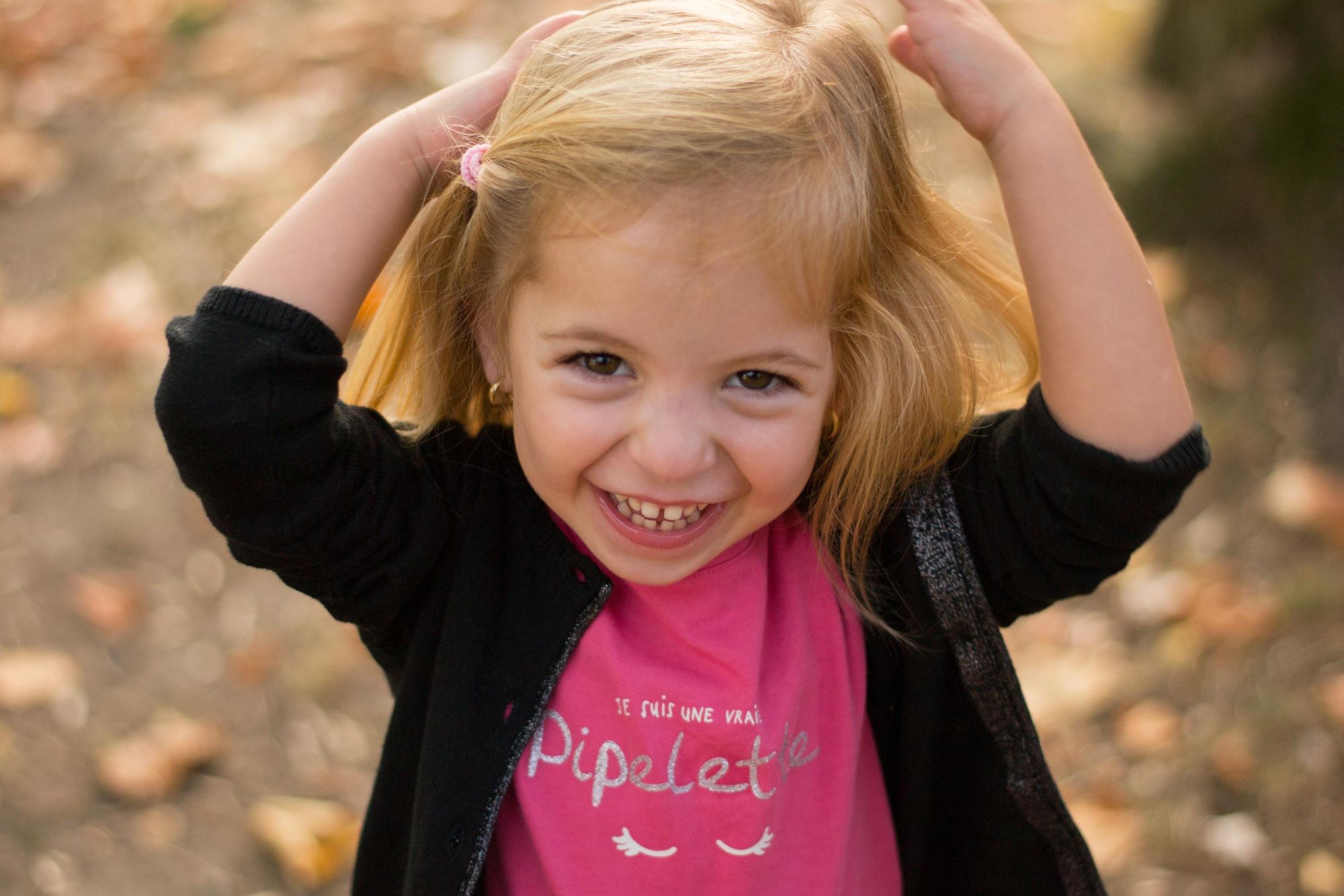 photo d'une petite fille éclat de rire, lors d'une session famille dans le grand est