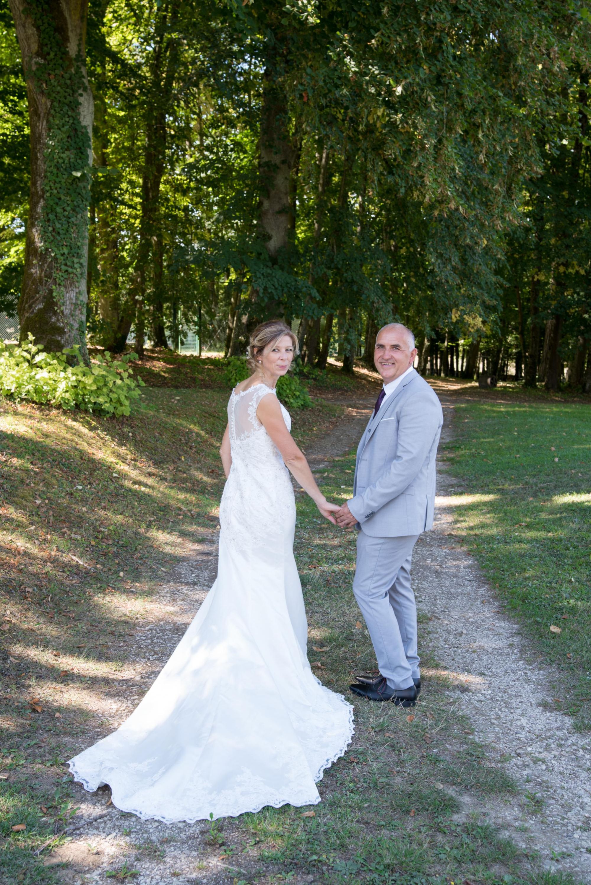 photo de mariés le long d'un chemin, se tiennent par la main. photo couple amoureux et heureux. séance couple mariage à Vesoul