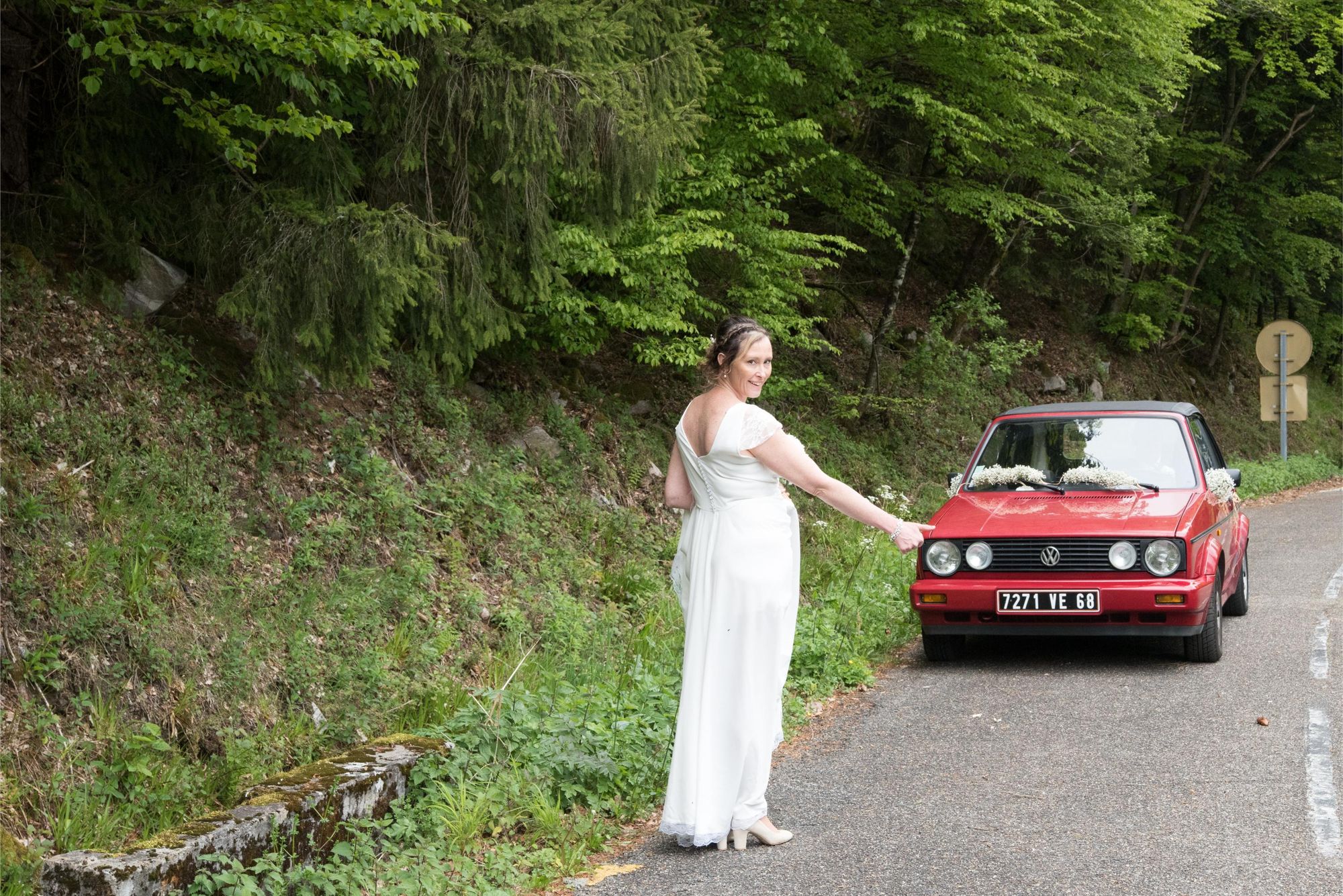 photo de mariée qui fait du stop, mariage bohème chic dans le grand est