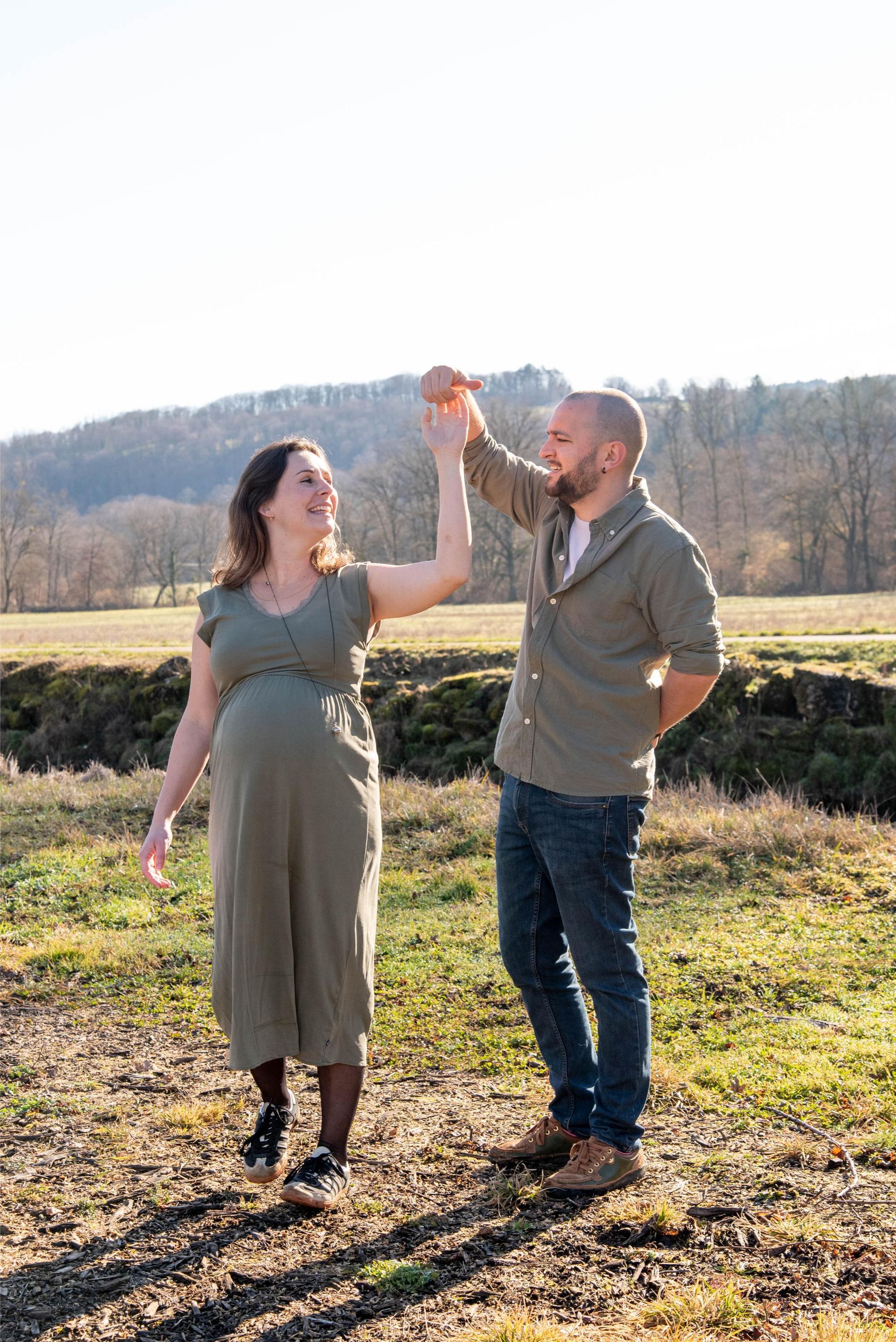 photo couple qui danse lors d'une séance photo grossesse en extérieur proche de Besançon
