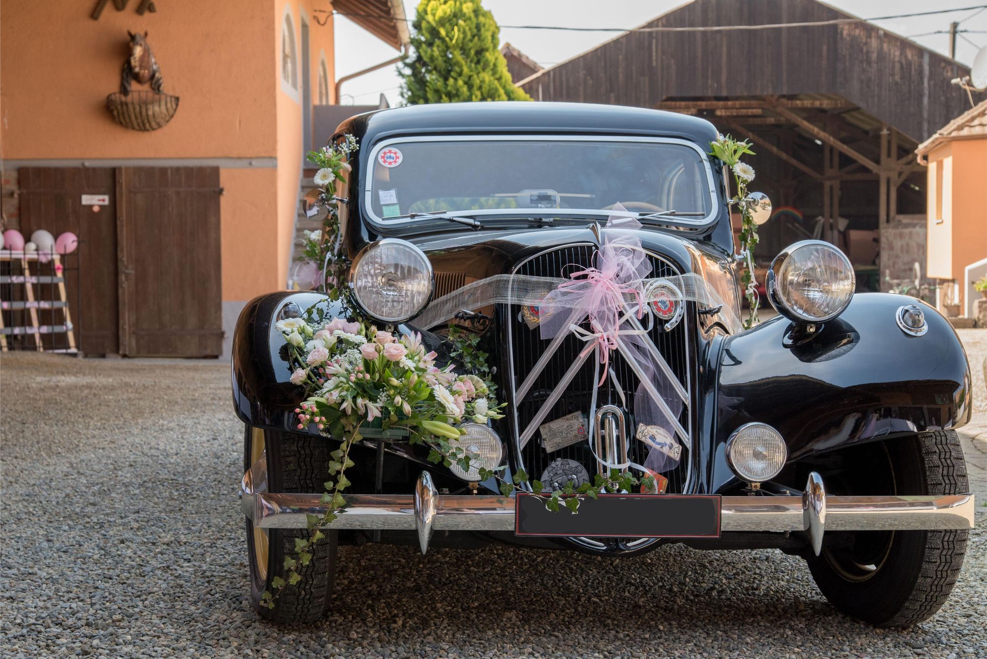 voiture ancienne, traction, fleuri pour un mariage chic et élégant dans le grand est