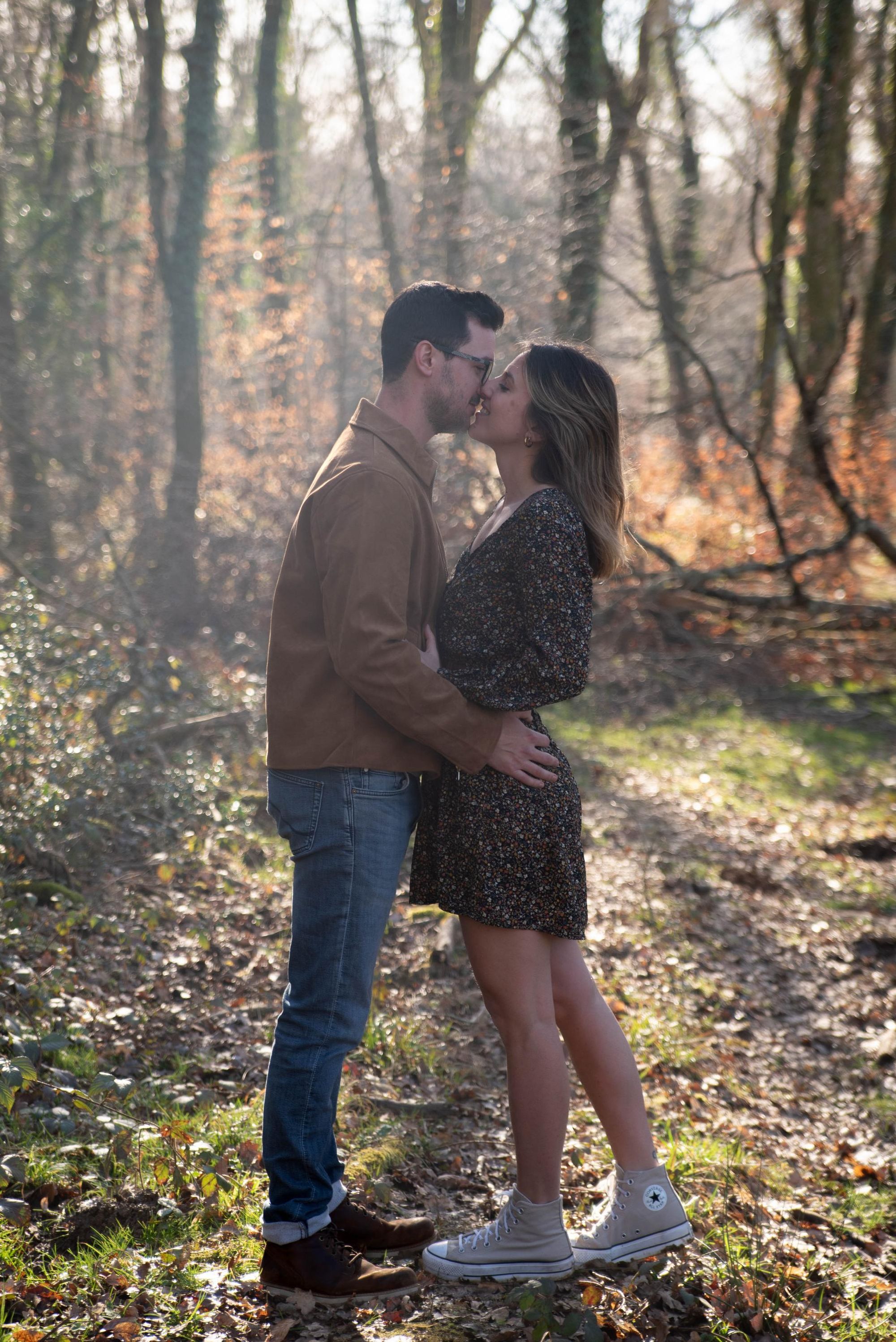 photo de couple qui s'embrasse dans la foret aux portes de Besançon.