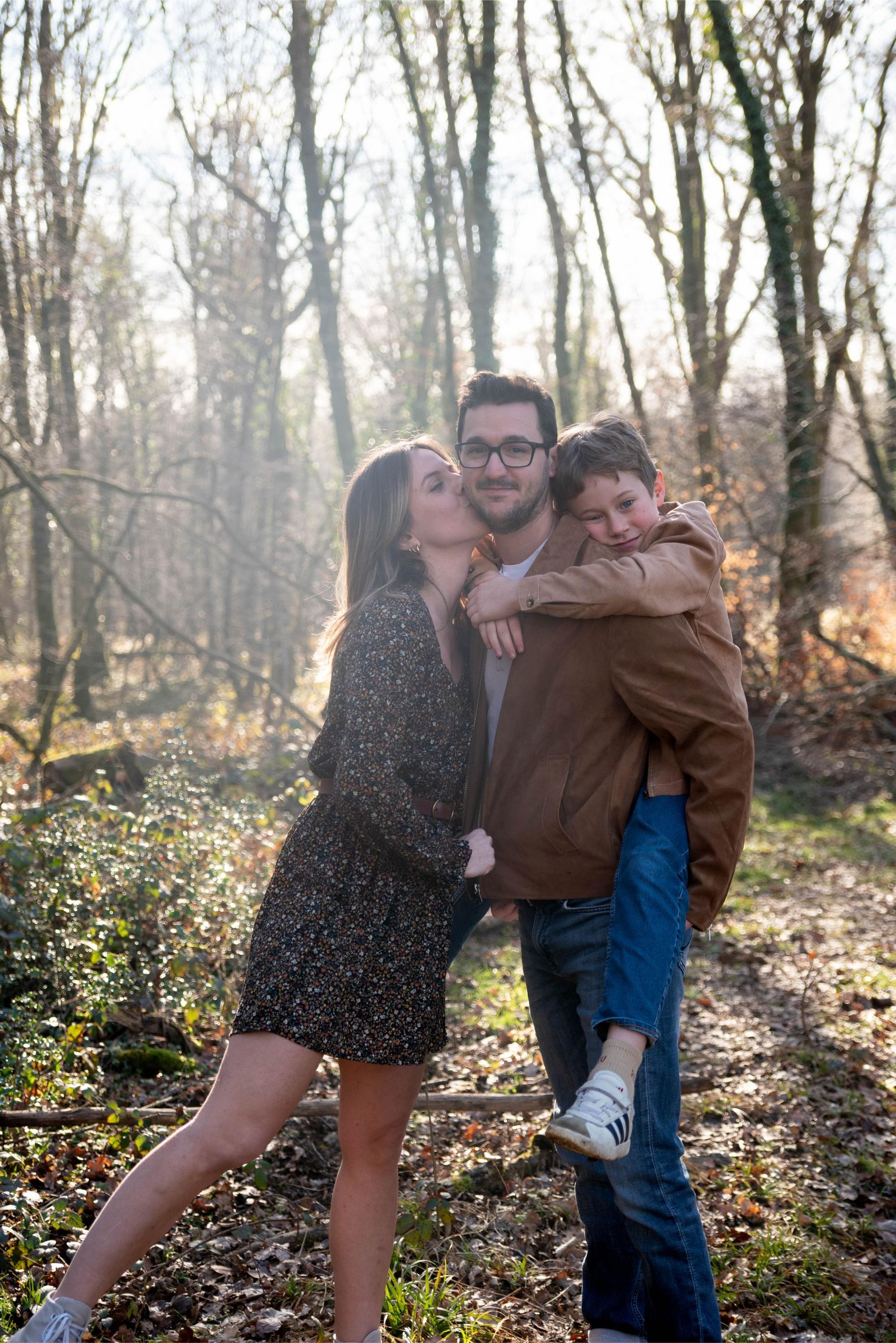 portrait de famille lifestyle en foret à Franois, proche de Besançon