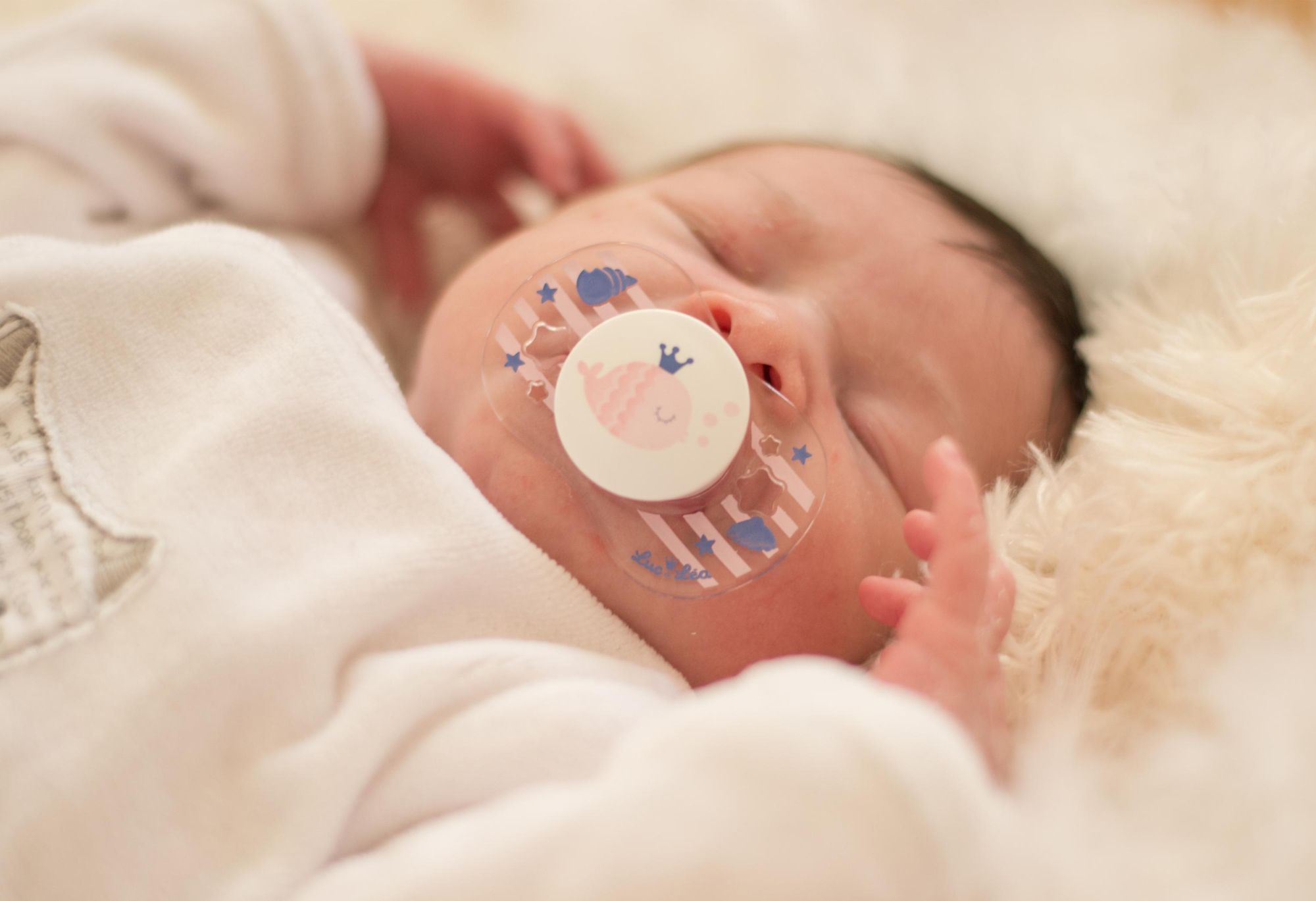 bébé endormi lors d'une session naissance à domicile détail visage, dans le grand est