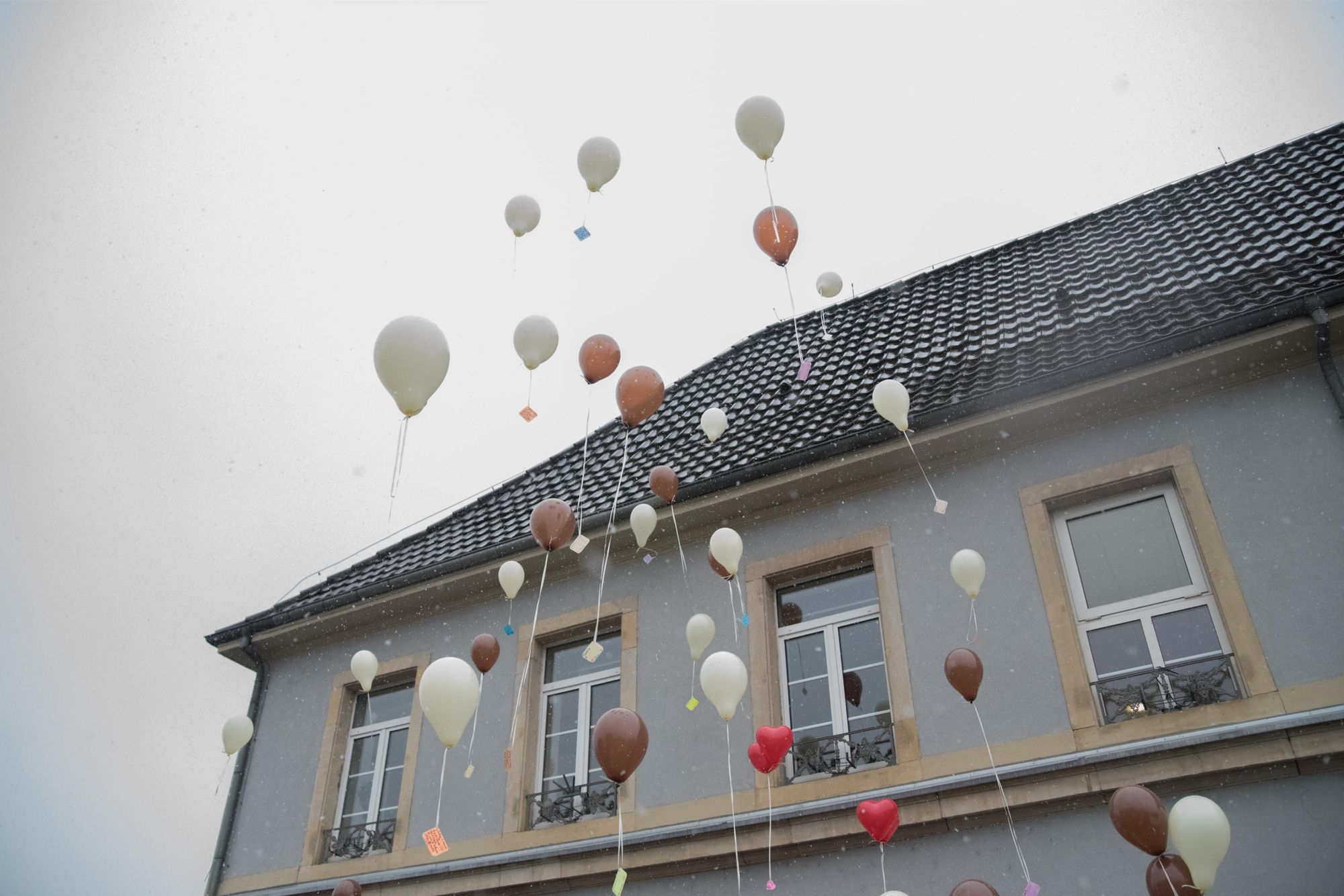 photo d'une envolée de ballons lors d'un mariage hivernal, dans le grand est
