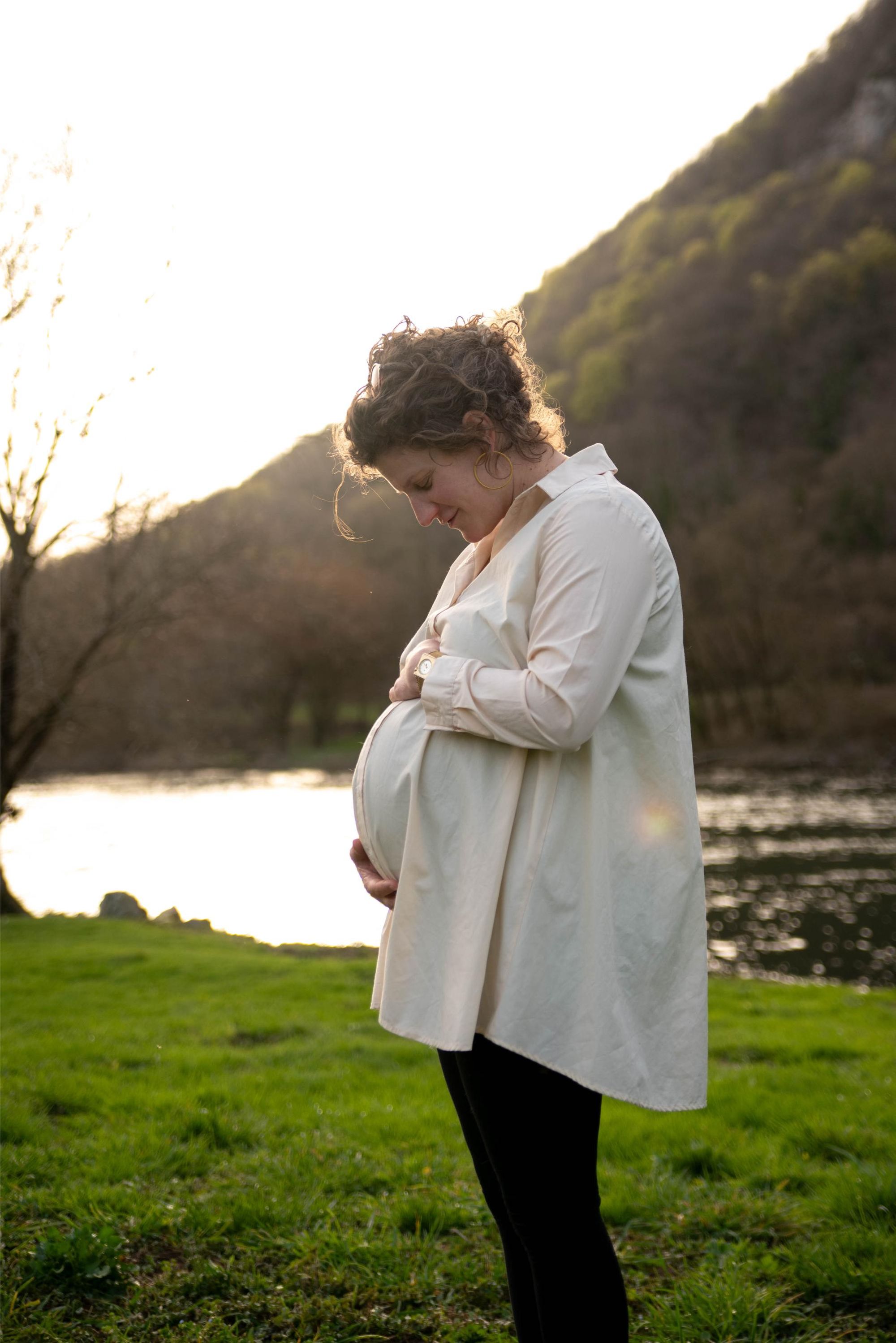 photo d'une future maman lors de sa session grossesse en extérieur sur les bords du doubs à Besançon
