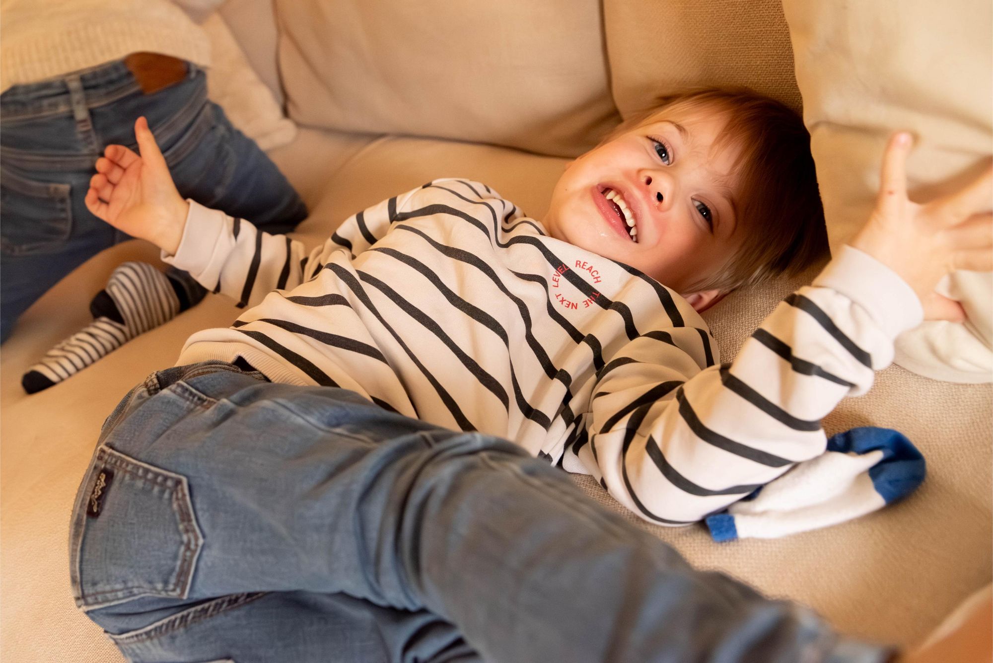 portrait d'un enfant qui rigole lors d'une séance photo famille en lifestyle à Besançon