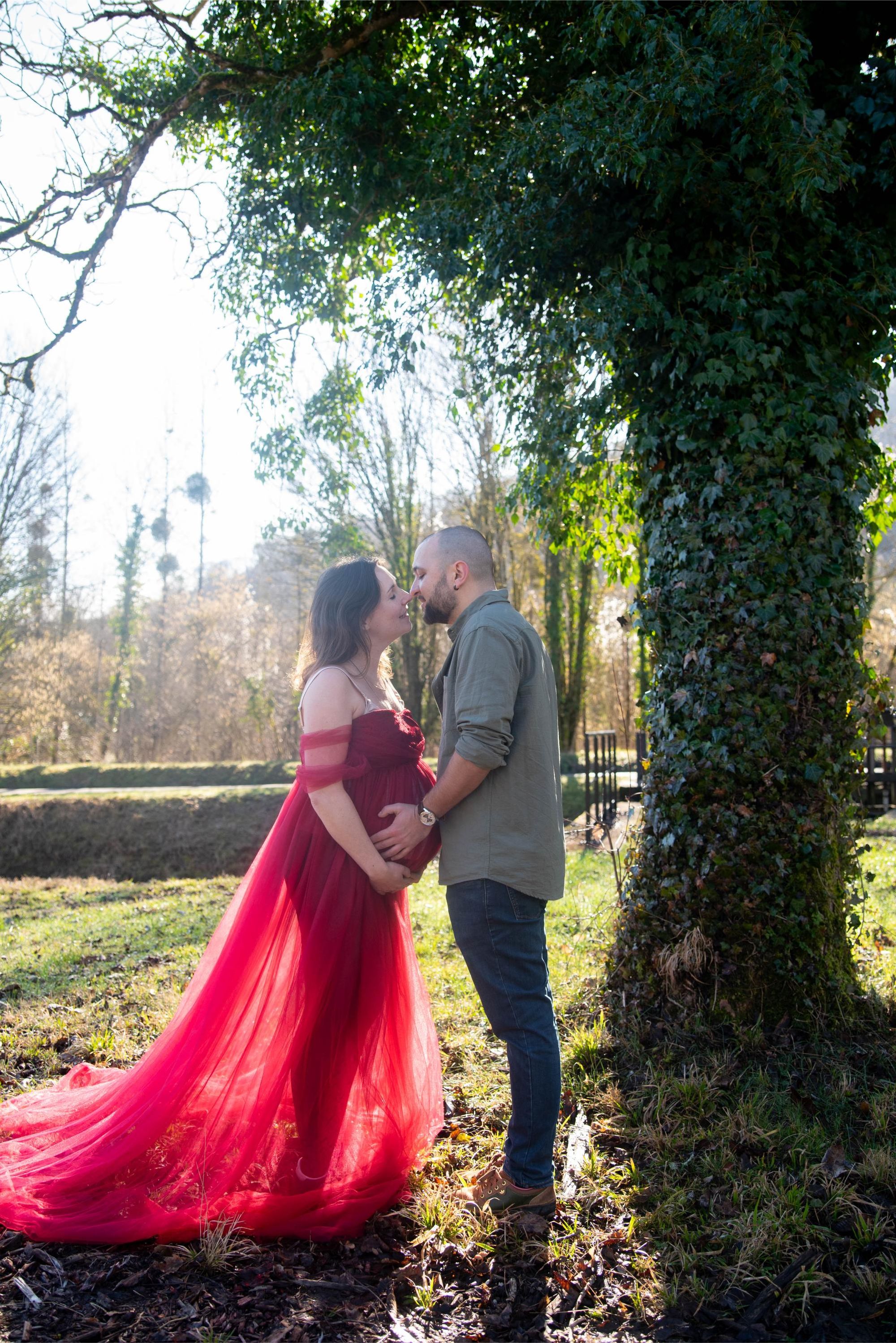photo couple qui s'embrasse lors d'une session grossesse proche de Besançon