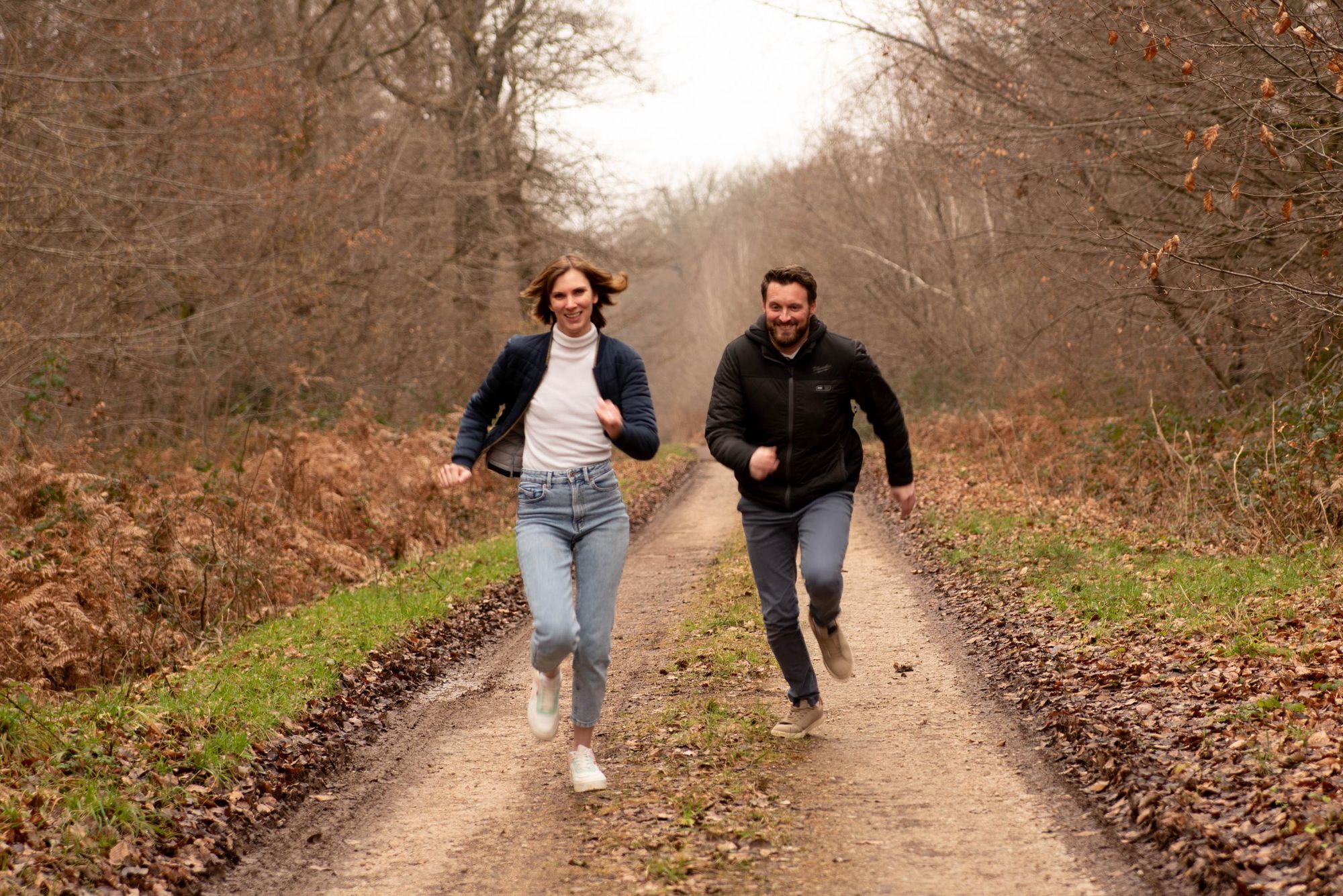 photo d'un couple complice qui joue et s'amuse dans la foret proche de marnay