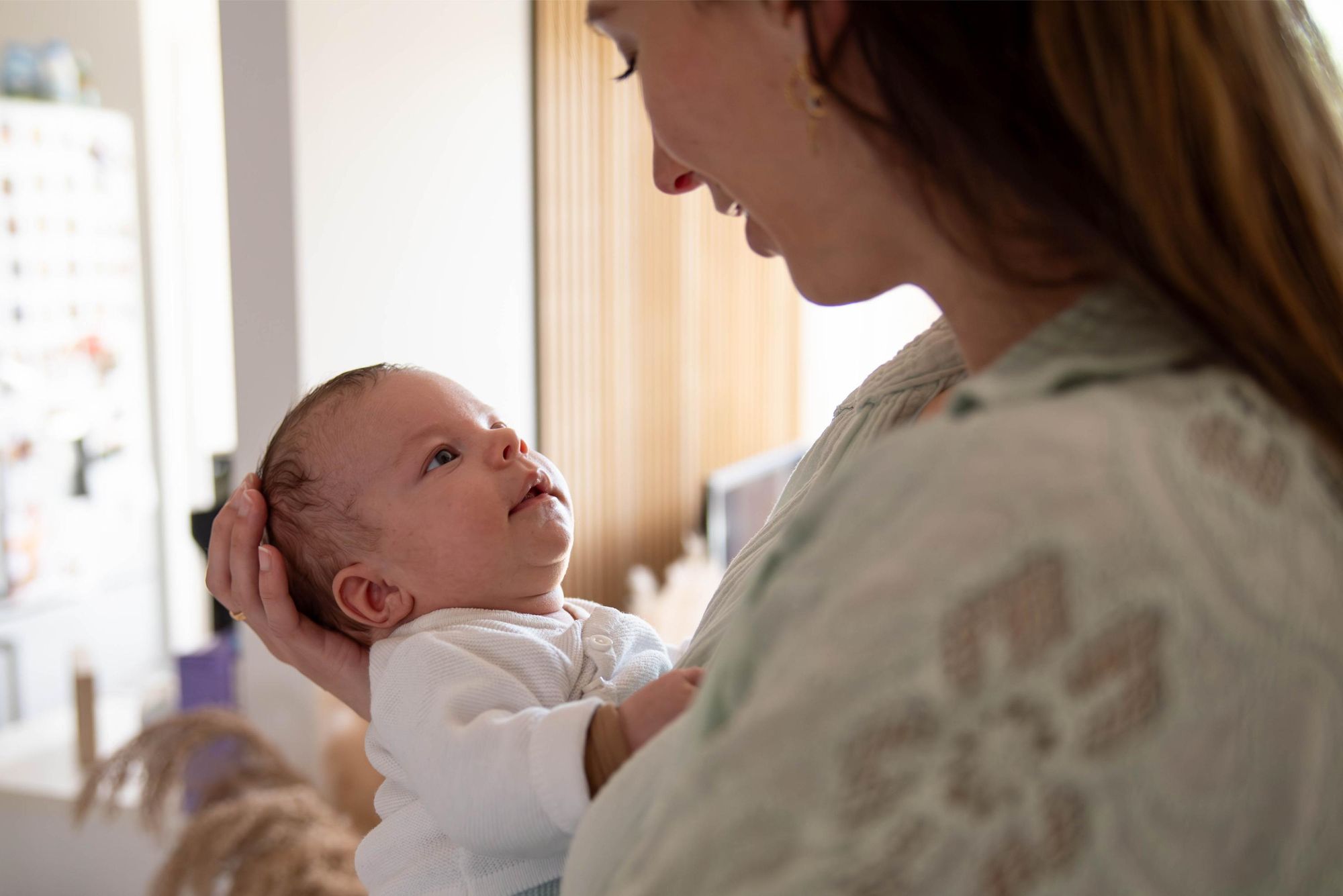 regard d'un bébé pour sa maman lors d'une séance photo naissance lifestyle à Besançon