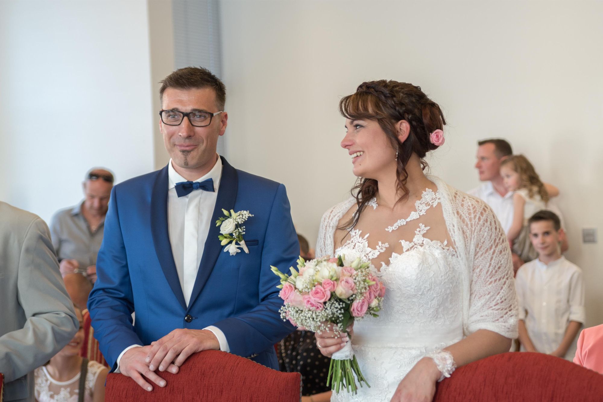 photo de regards complices de mariés lors de la cérémonie civile, mariage chic et élégant, grand est capturé par une photographe professionnelle