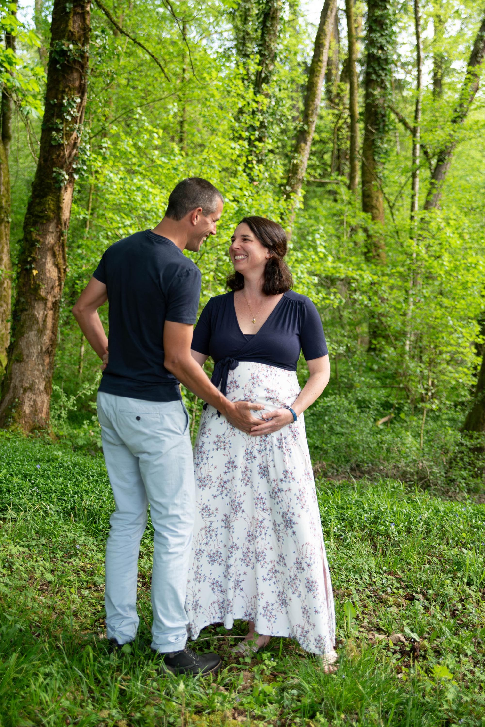 photo d'un couple amoureux lors d'une séance grossesse dans le doubs proche de besançon