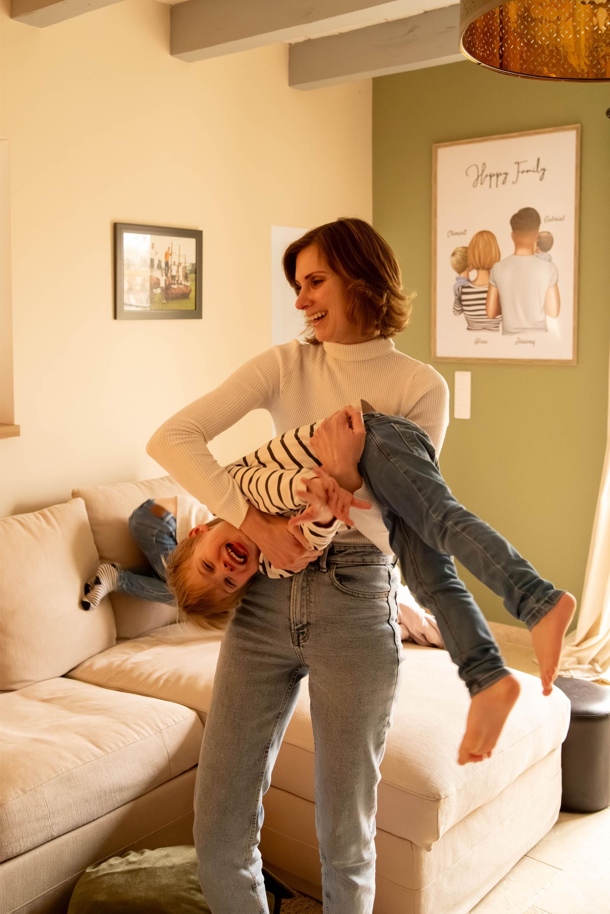 bataille de guilli d'une mère avec son fils lors d'une séance photo famille lifestyle à Besançon