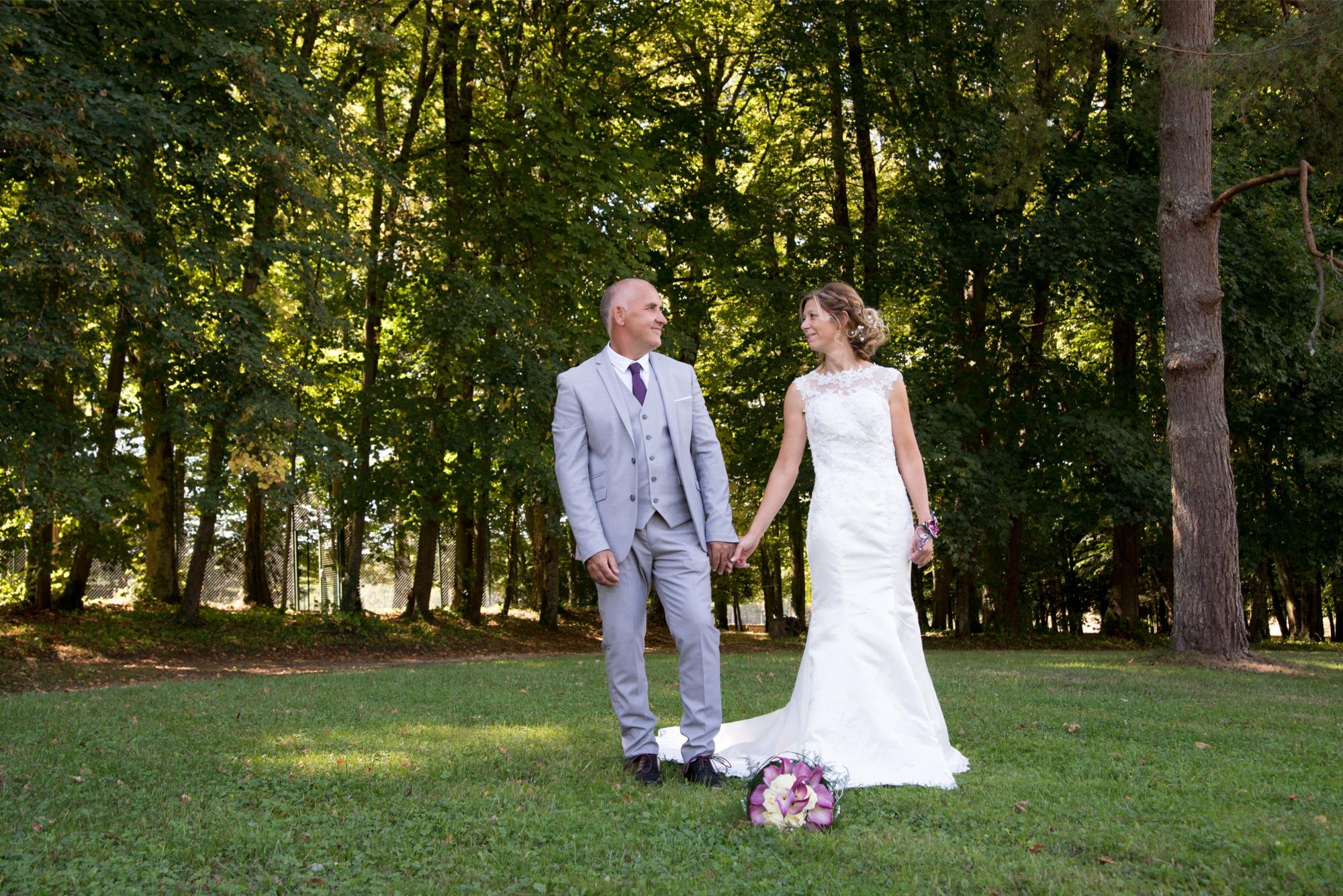 photo de mariés qui échangent des regards complices et amoureux. Mariage intemporel proche de Vesoul