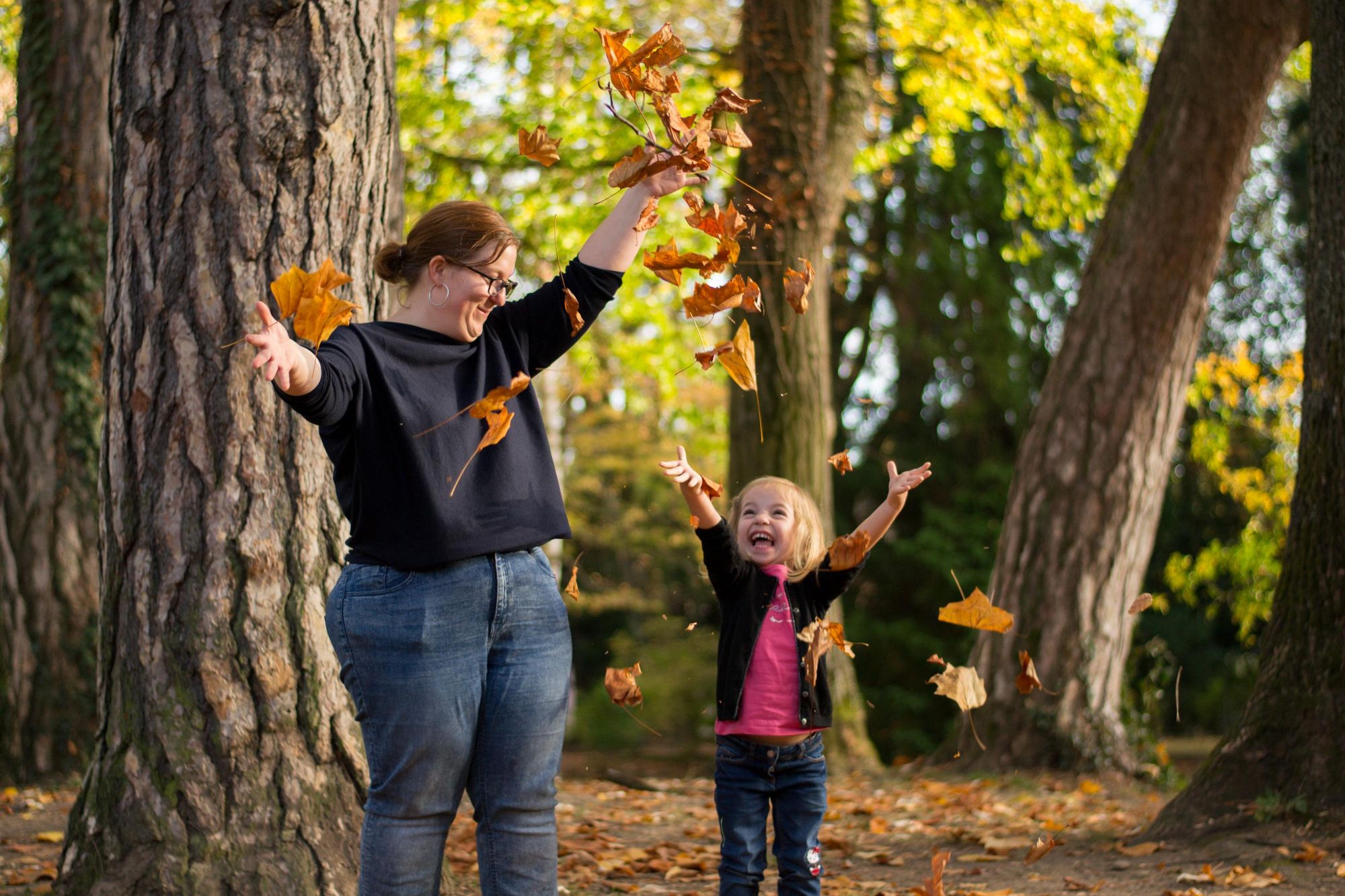 maman et sa fille qui joue dans les feuilles d'automne, dans le grand est lors d'une session photo professionnelle 