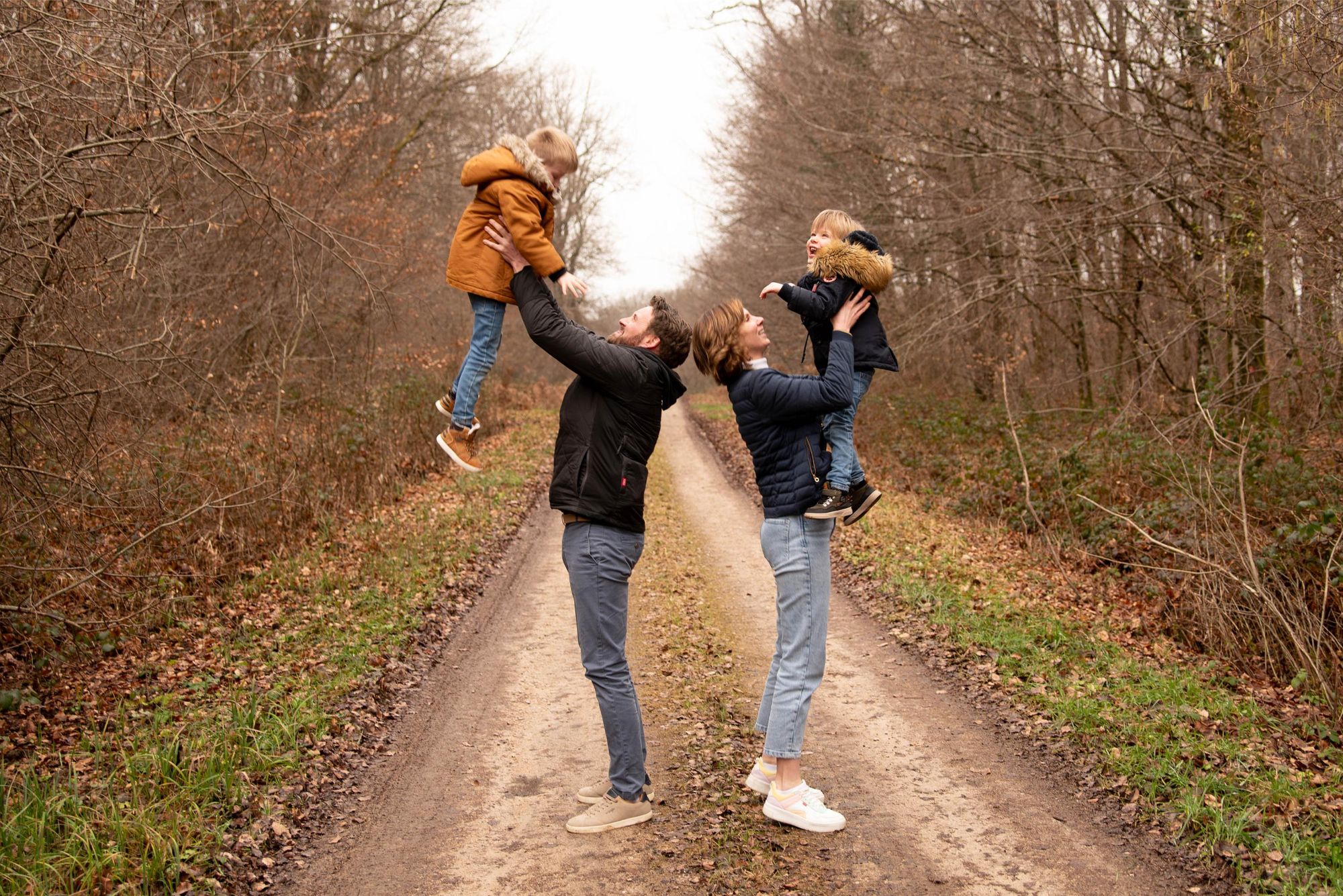 photo d'une famille qui joue avec ces enfants lors d'une séance photo famille lifestyle à Besançon