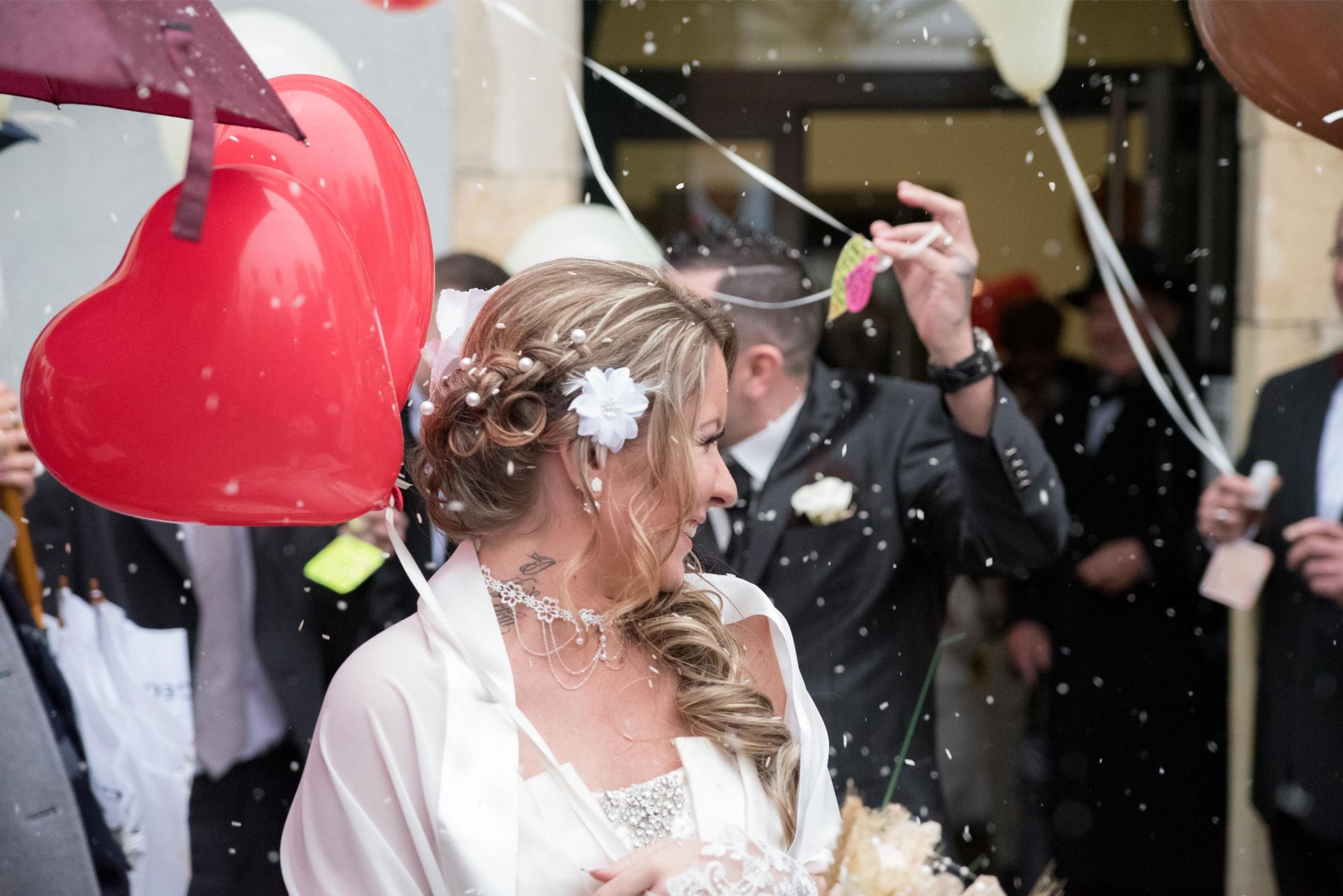 photo de mariés sous les confettis lors de la sortie de la mairie. mariage intemporel dans le grand est