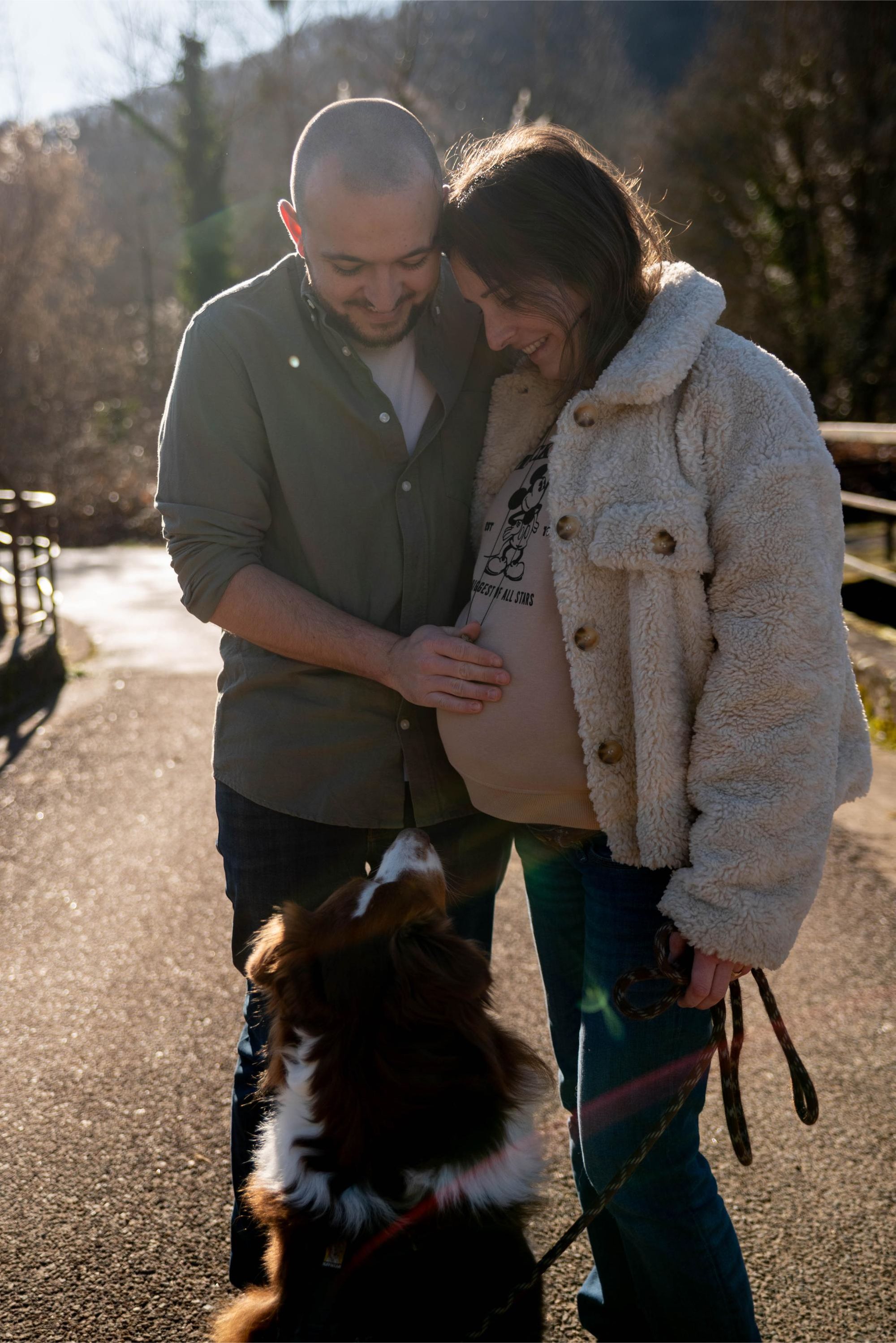 photo d'un couple de futur parents et leur chien qui attendent l'arrivée du bébé avec impatience et émotion. photo prise lors d'une séance photo grossesse à Besançon