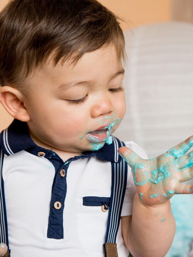 Photo d'un jeune enfant lors d'un smash the cake