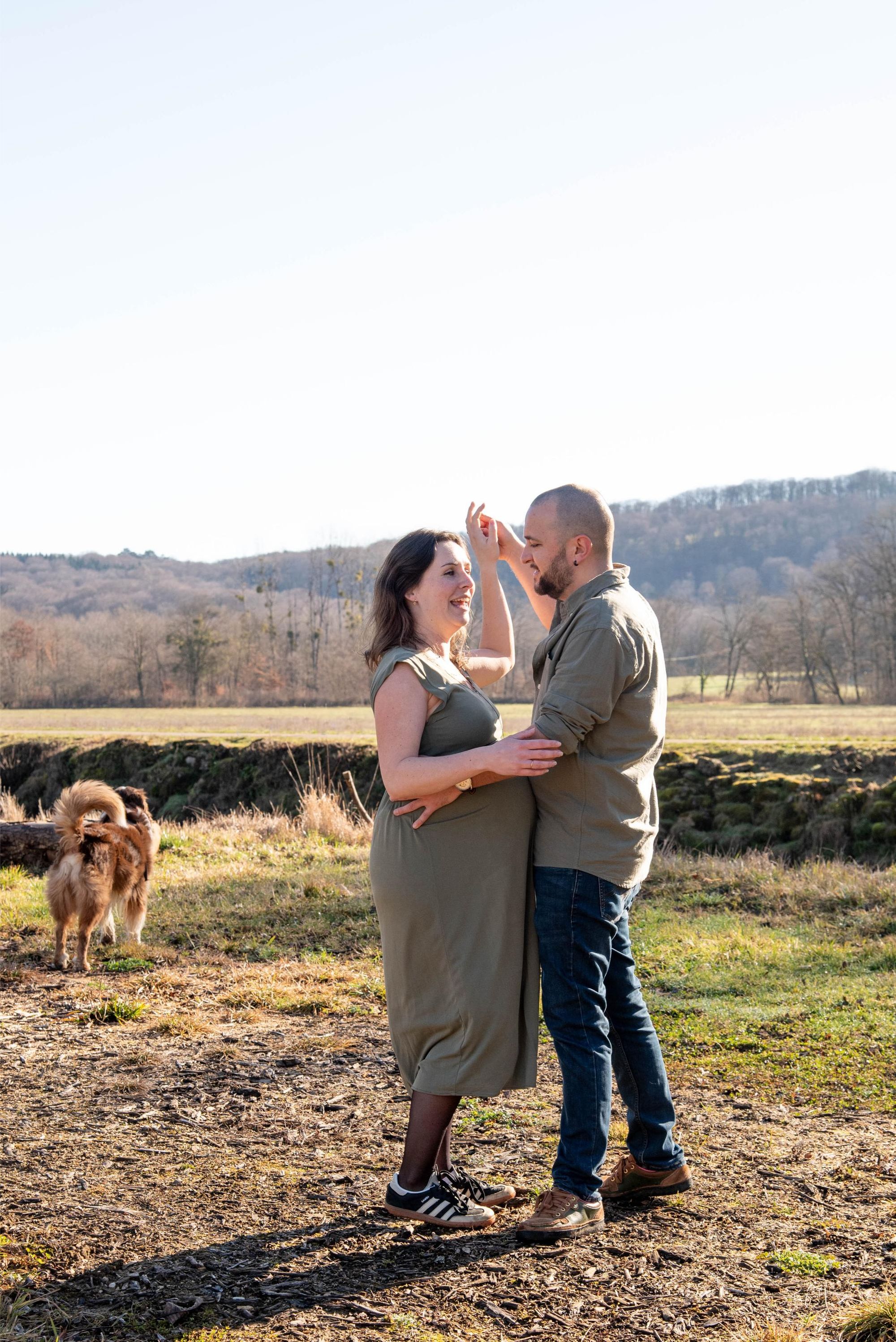 photo d'un couple heureux qui valse lors d'une séance photo de grossesse proche de Besançon