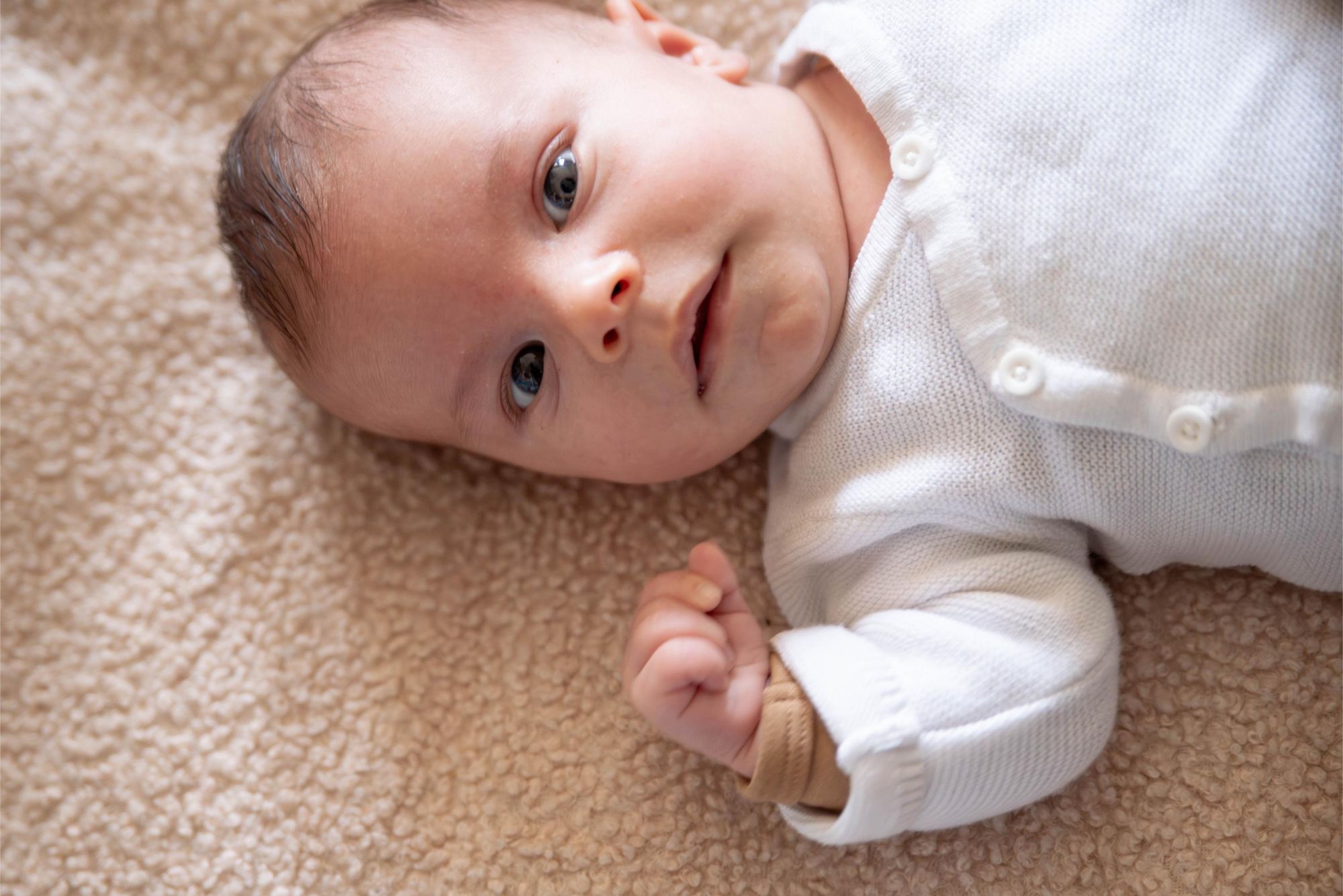 photo du regard d'un bébé lors d'une séance à domicile sur Besançon