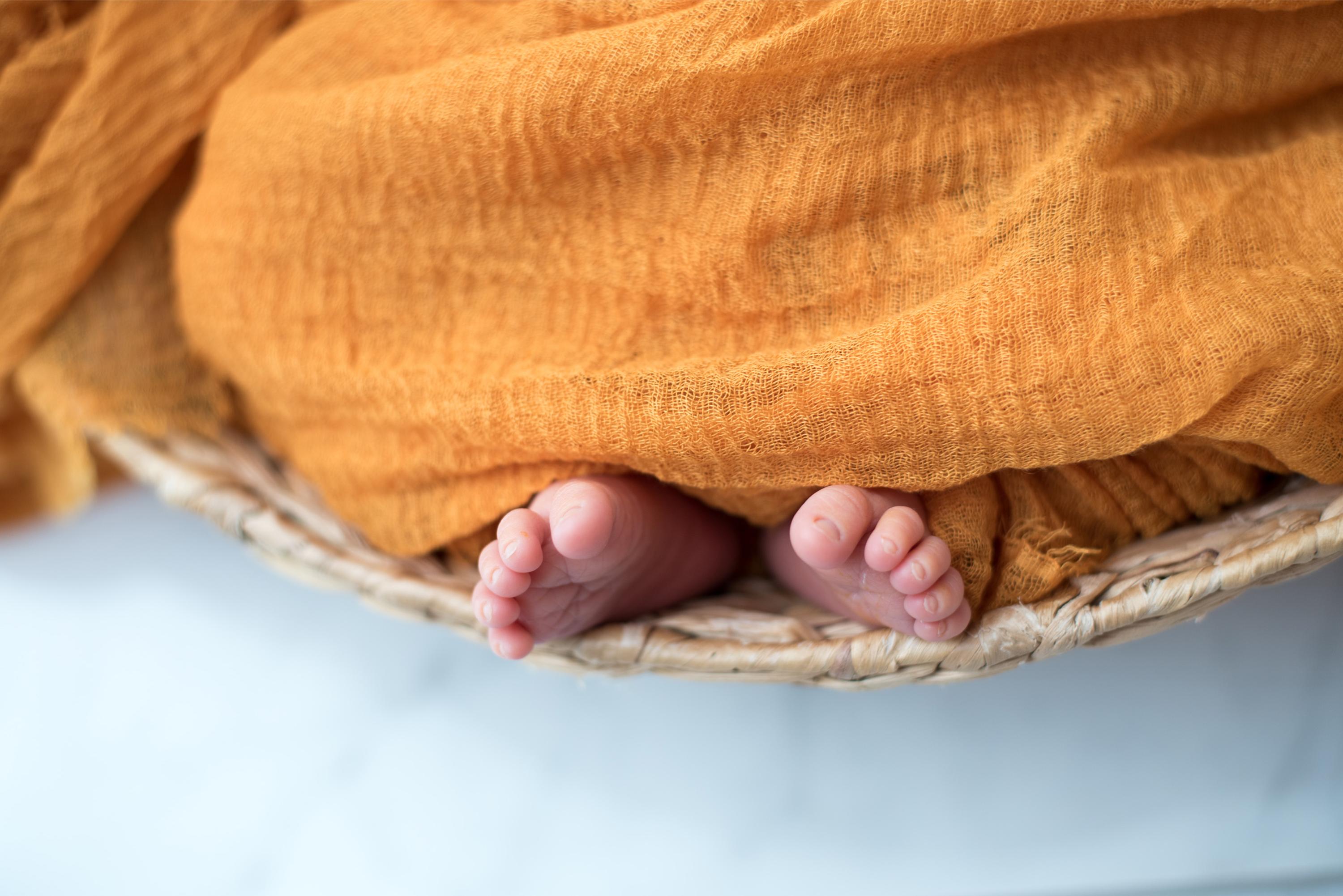 Comment bien préparer sa séance photo naissance à domicile ?